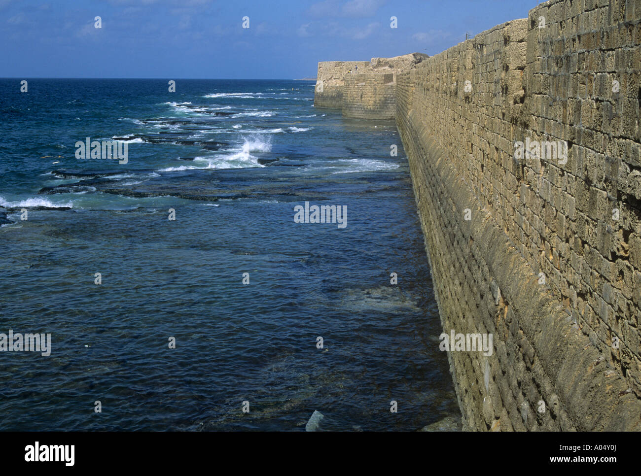 Crusader-costruito la parete del mare intorno alla città di Acri nel nord di Israele Foto Stock