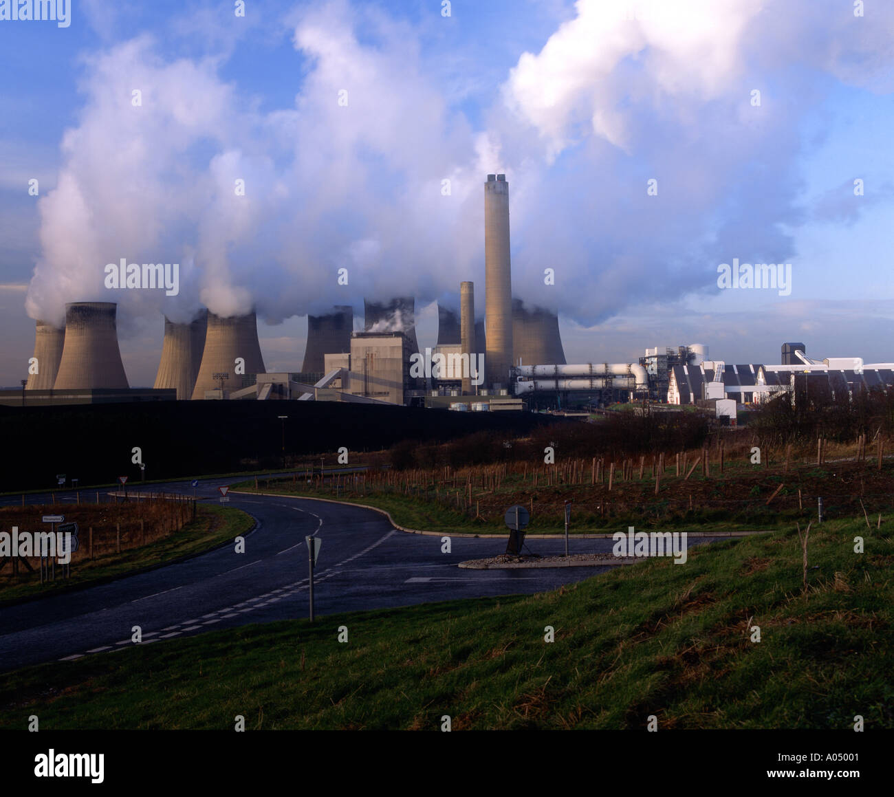 La stazione di alimentazione del carbone pulito con generazione di desolforazione dei gas di combustione unità a Radcliffe on Soar Nottinghamshire Inghilterra Foto Stock