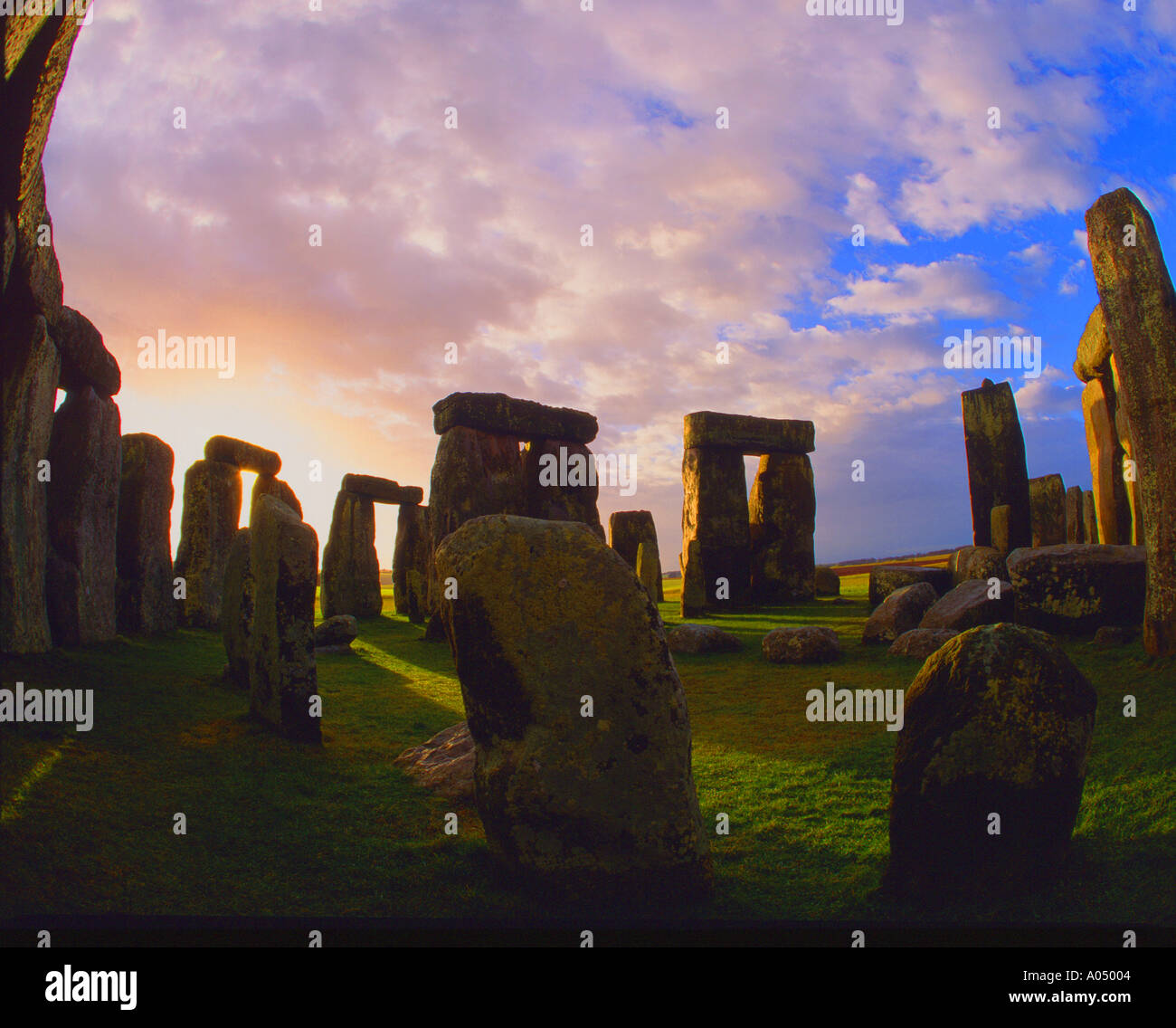 Stonehenge Inghilterra all alba del solstizio d'inverno il calcolo più antica macchina guardare Foto Stock