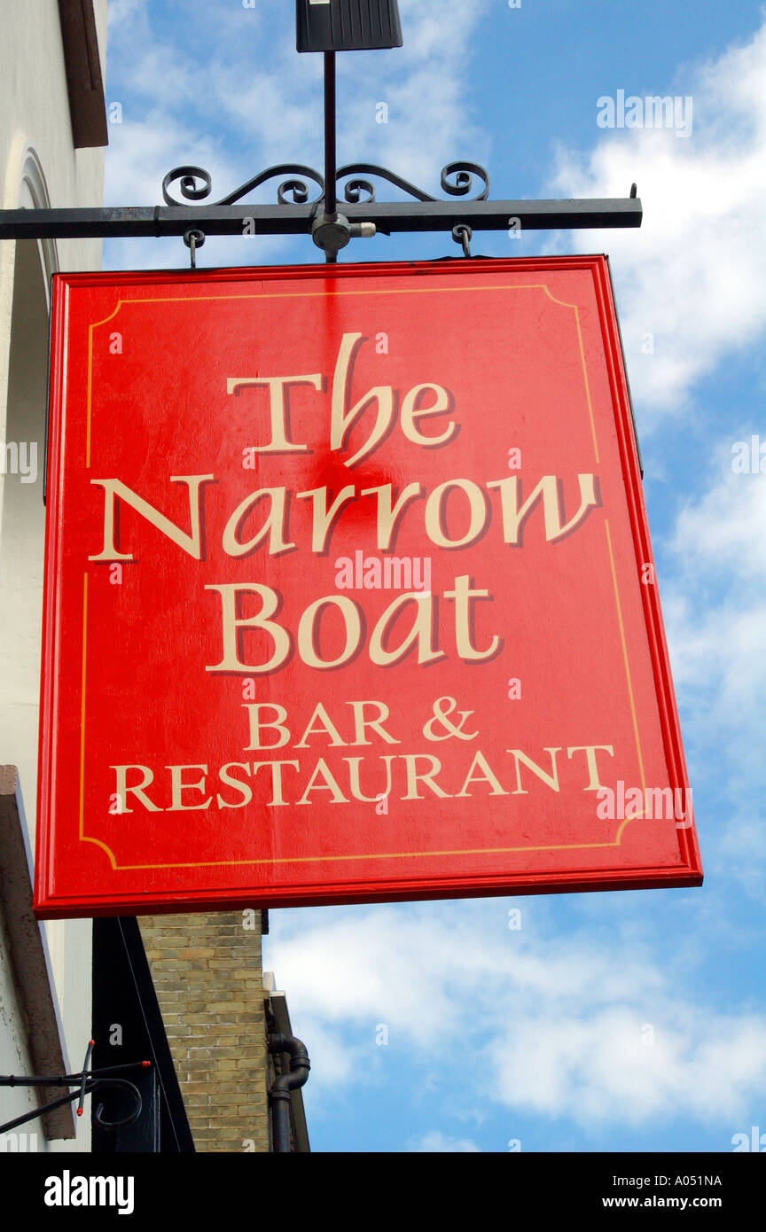 La barca di stretta, segno di pub con un luminoso cielo blu in background, Regent's Canal, Islington, London, Regno Unito Foto Stock