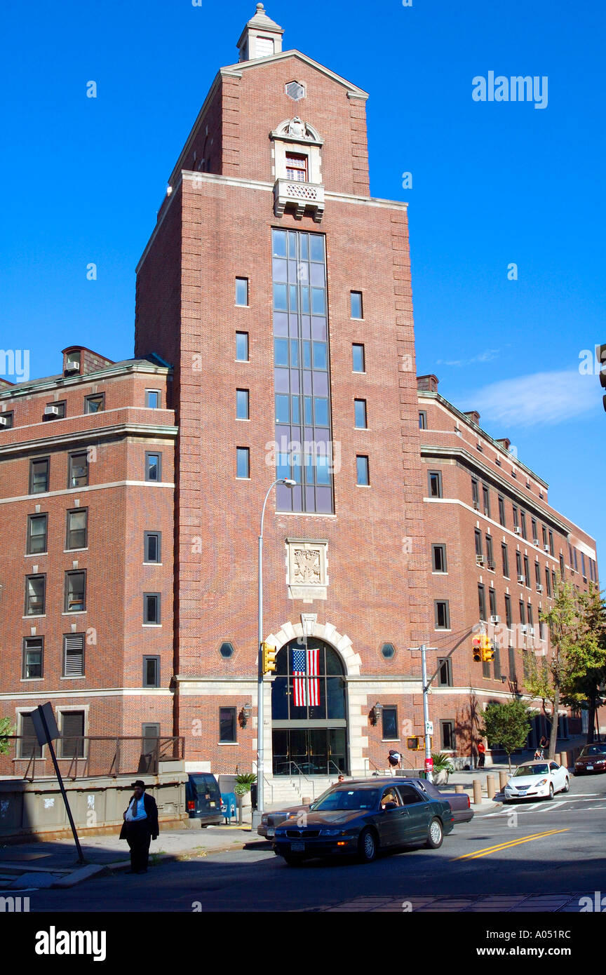 Il Jewish Theological Seminary of America, Broadway, New York, NY, con vista sulla strada e luminoso cielo blu in background Foto Stock