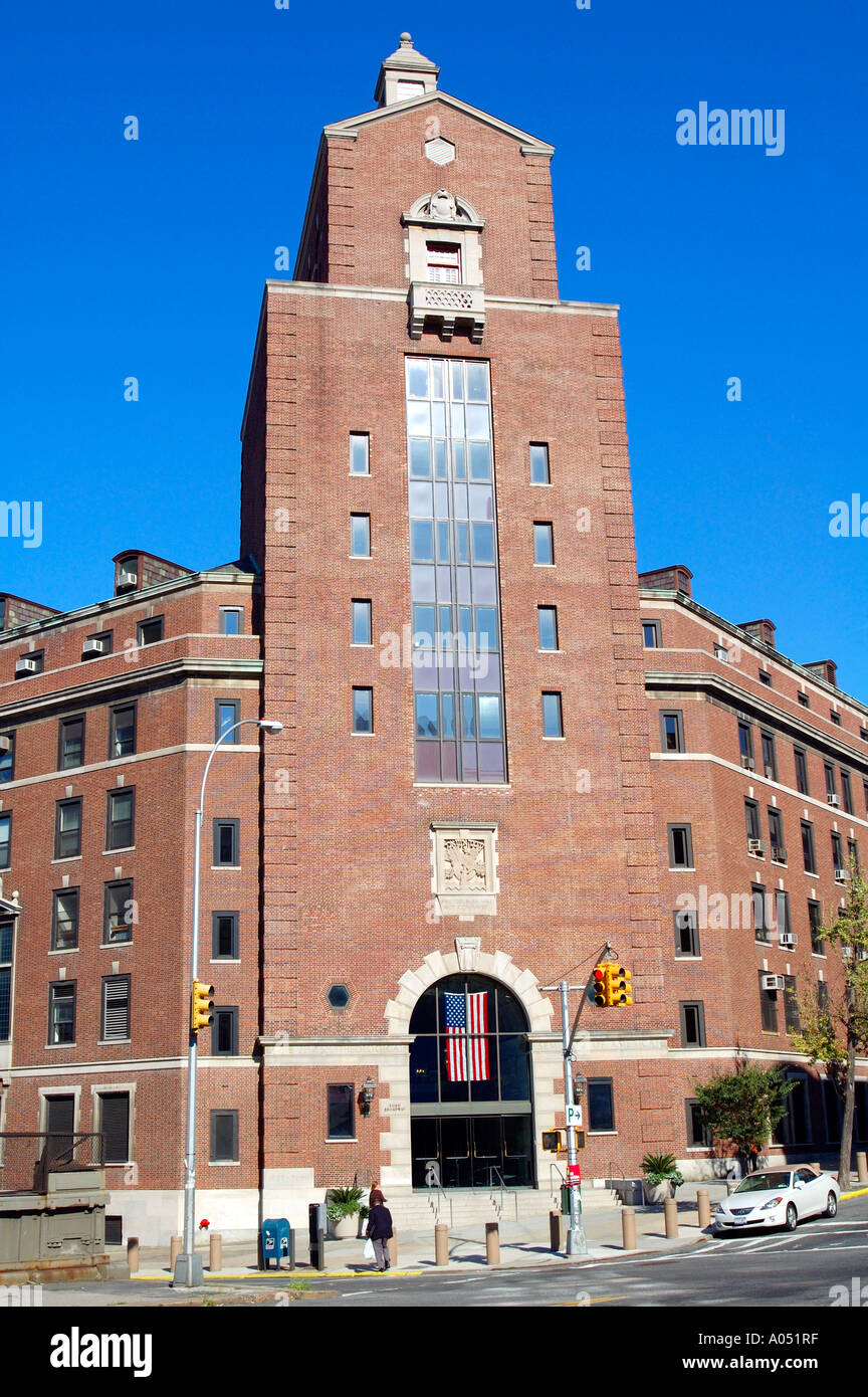 Il Jewish Theological Seminary of America, Broadway, New York, NY, con vista sulla strada e luminoso cielo blu in background Foto Stock