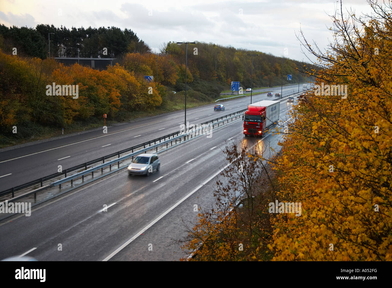 Traffico Autostradale di piovere e il Crepuscolo M4 Foto Stock