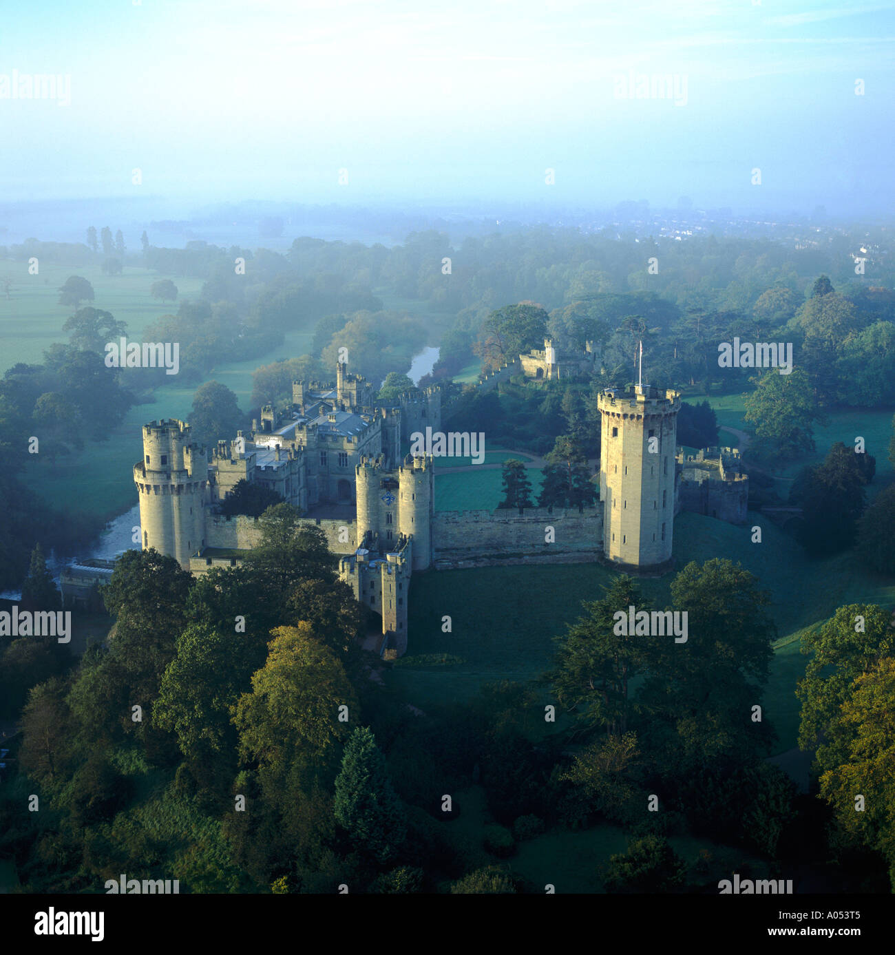 Mattina autunnale Warwick Castle Regno Unito vista aerea Foto Stock
