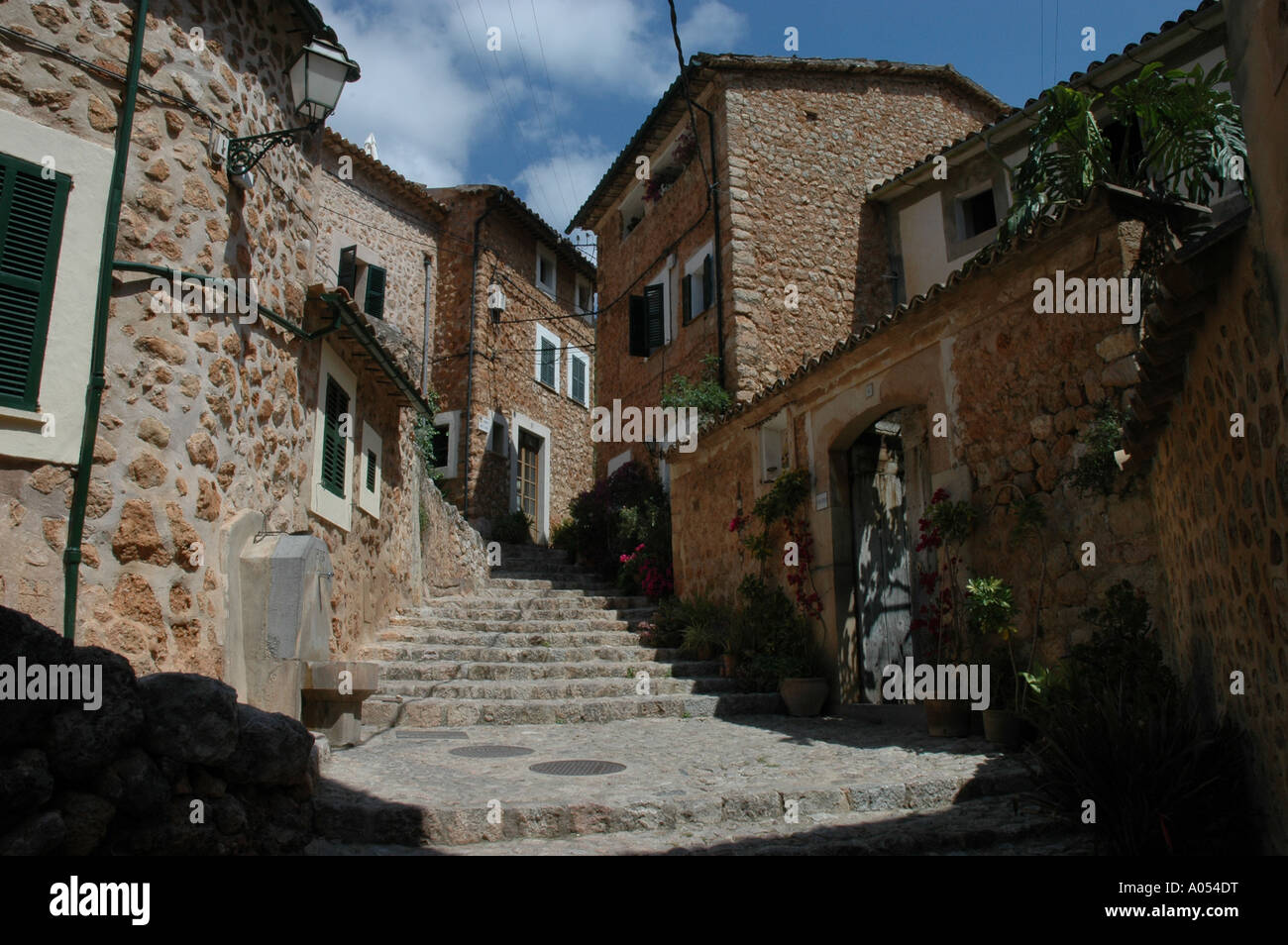 Strada stretta e scale tra case nel borgo isola Pollenca Mallorca Balear Isole Canarie Spagna Foto Stock