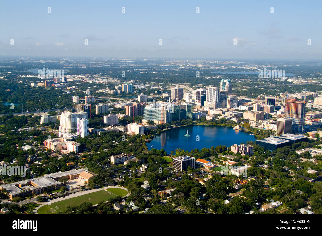 Antenna di Orlando in Florida di nuovo skyline e Lake Eola Foto Stock