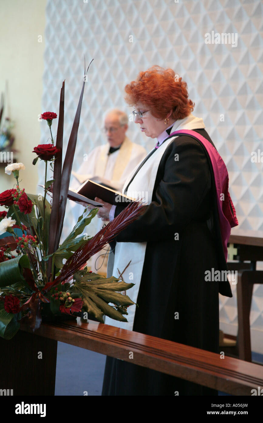 Femmina sacerdote cristiano Foto Stock