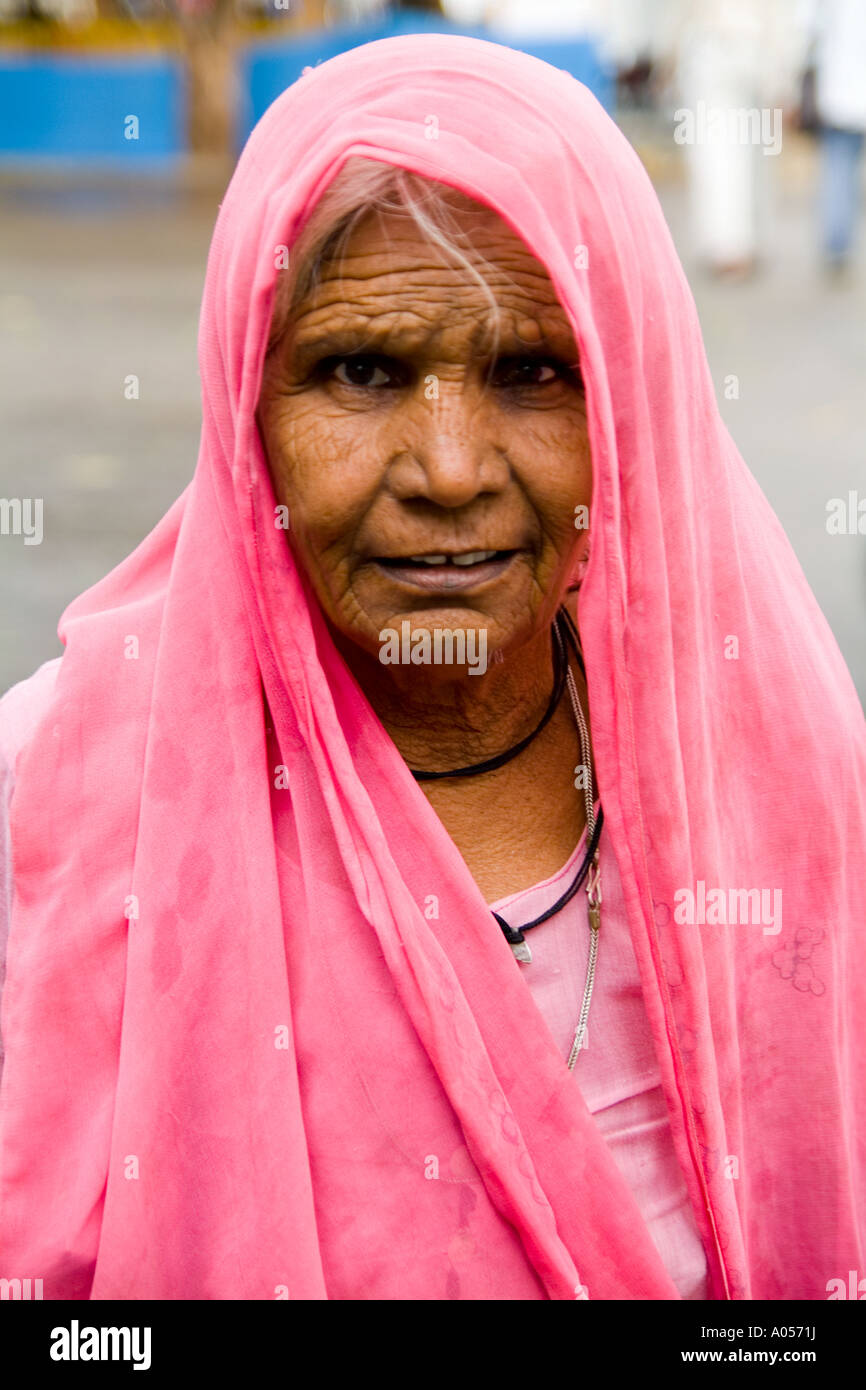 Bella donna vecchia con colorati sari abito a Laxmi Narayan tempio vicino enorme Chartarpur tempio su strada a Nuova Delhi in India Foto Stock