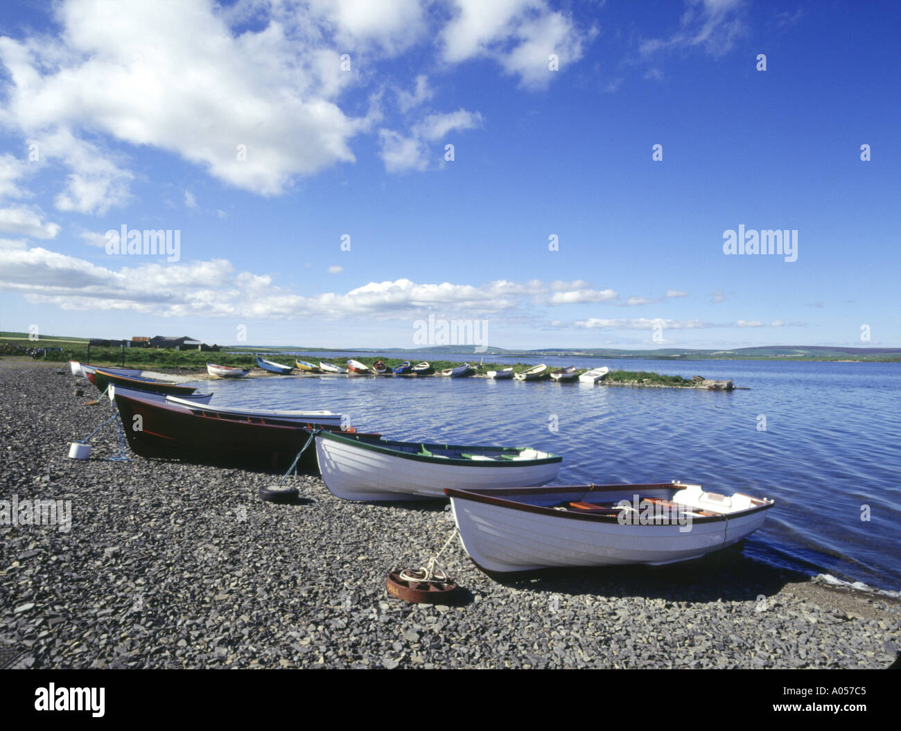 Dh Loch di STENNESS Harray ORKNEY pescatori pesca barche a remi in Baia sulla riva del loch fisherman angling Foto Stock