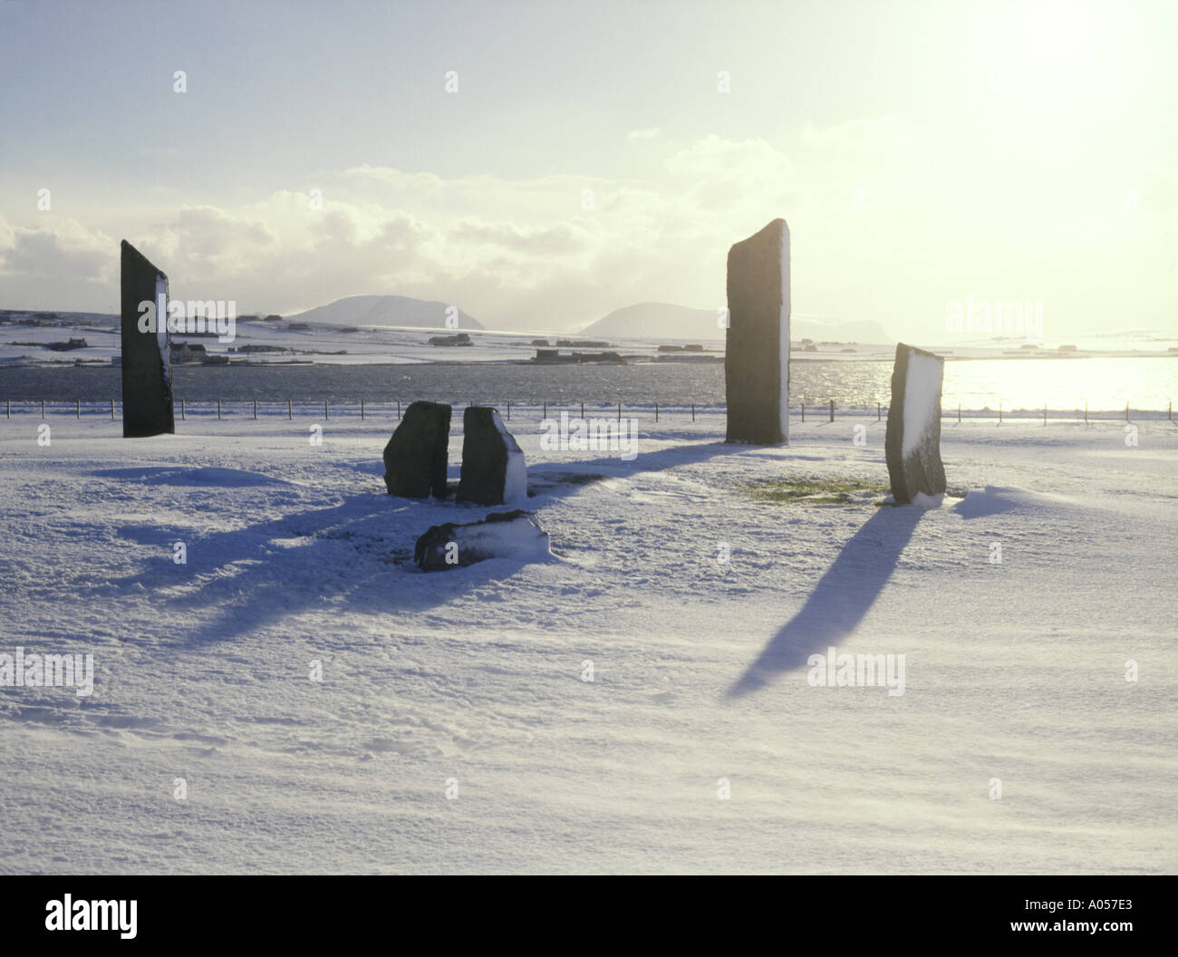 dh Stenness Stones STENNESS ORKNEY Neolitico neve patrimonio mondiale inverno bellissimo paesaggio innevato della gran bretagna Foto Stock