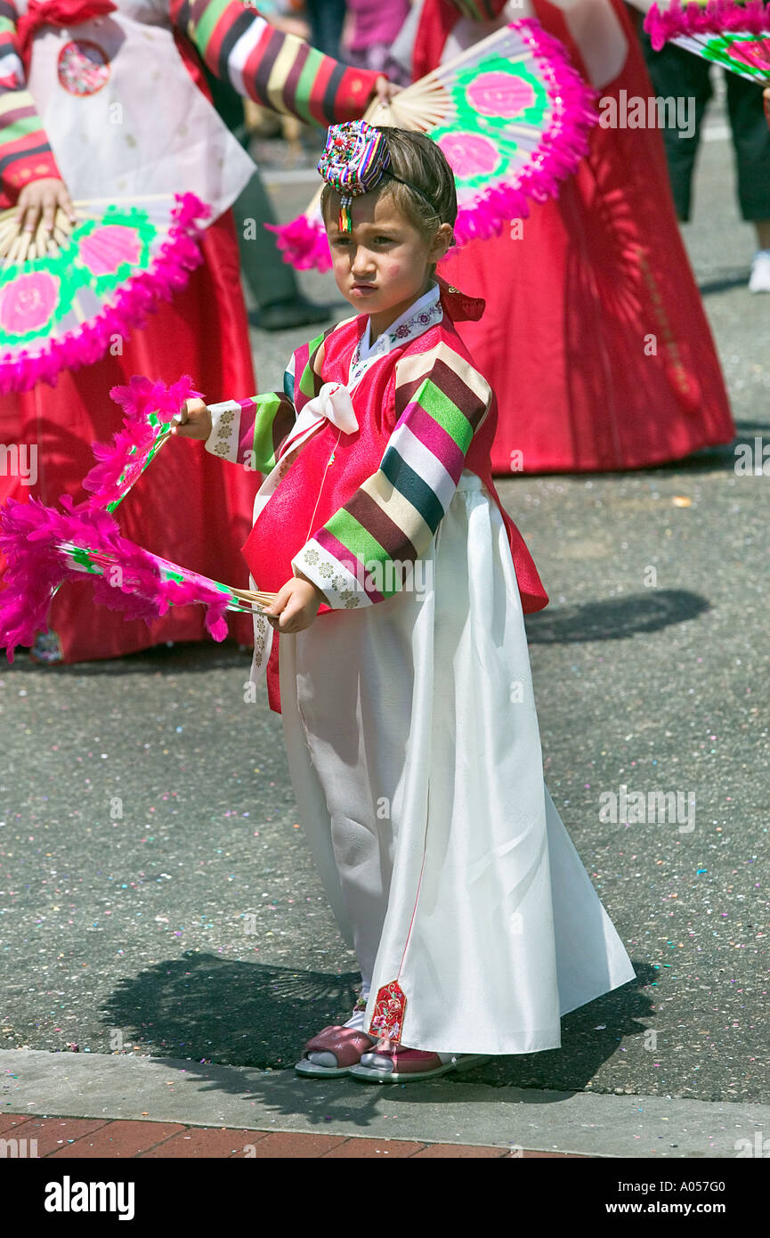 Ritratto di giovane ragazza con ventola durante la Fiesta Parade, Santa Barbara, CA Foto Stock
