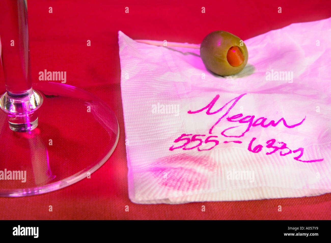 La ragazza di nome e numero scritto sul tovagliolo con olive, stuzzicadenti e coppetta Martini. Foto Stock
