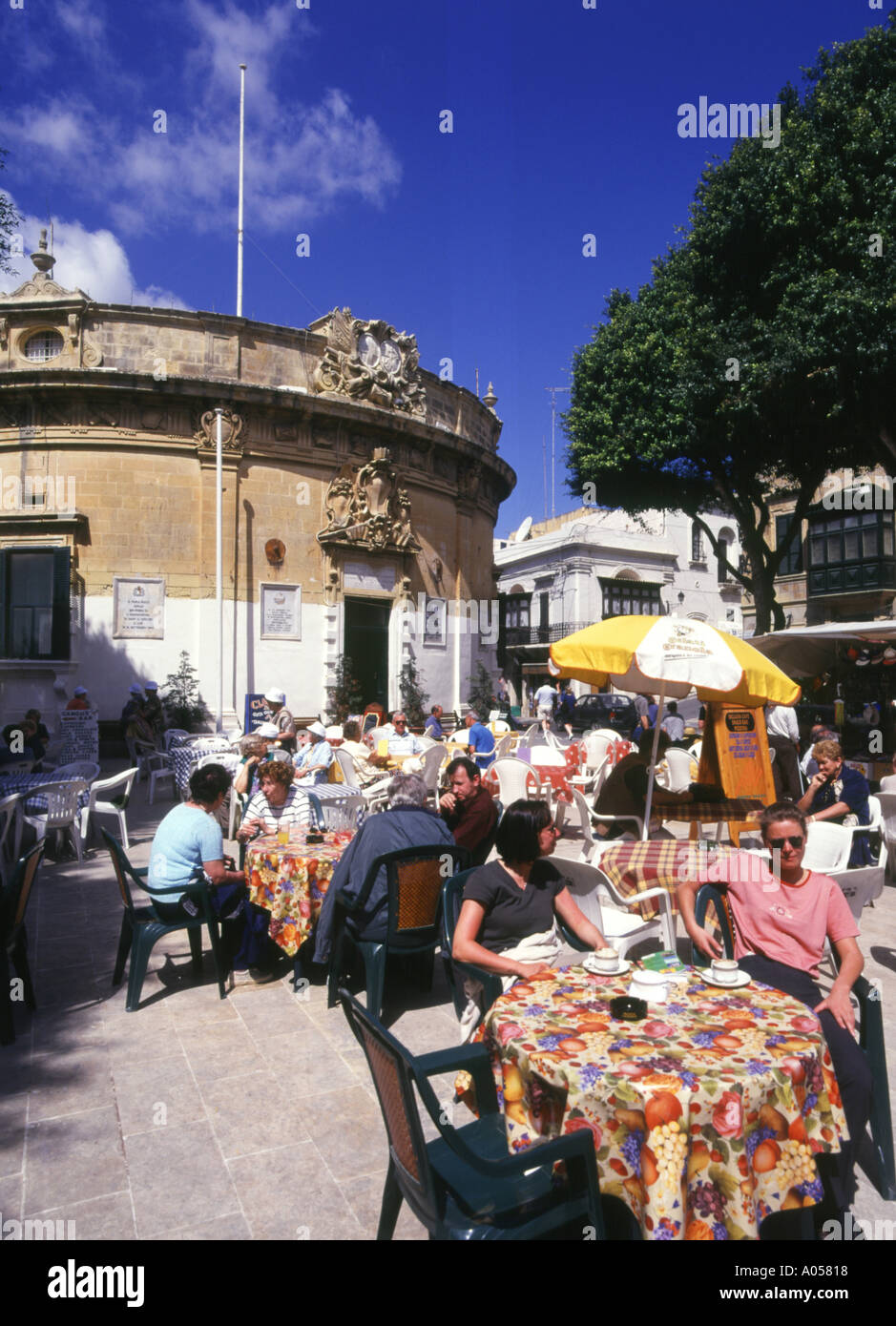 dh IT Tokk mercato VICTORIA GOZO turisti in caffetteria all'aperto europa all'aperto strade da tavola malta mediterraneo Foto Stock