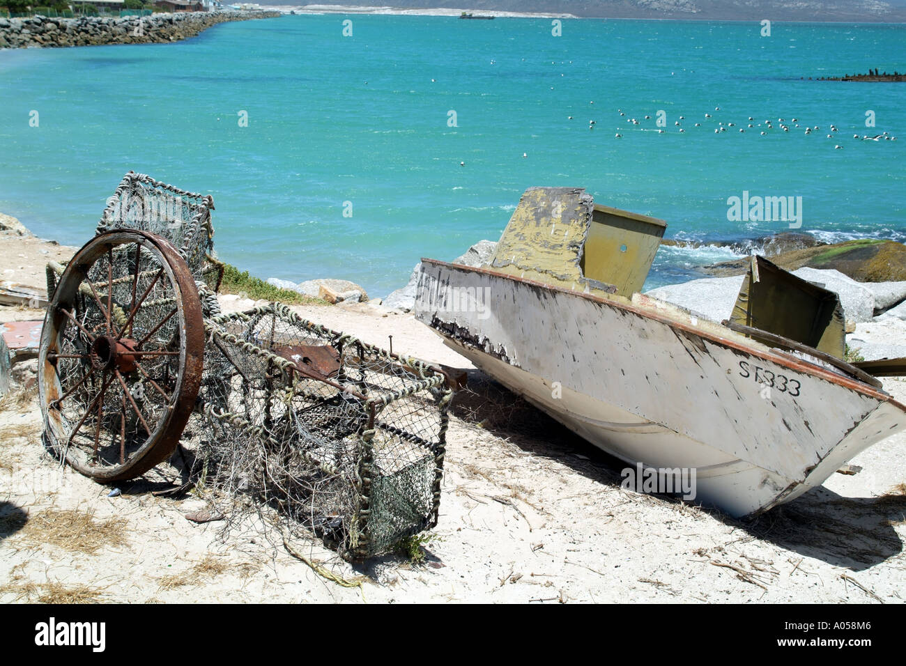 Langebaan resort sulla costa occidentale del Sud Africa RSA vecchia imbarcazione di una ruota e di vasi di metallo sulla spiaggia Foto Stock