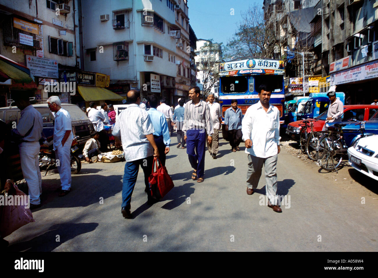 Mumbai (ex Bombay ) India strada trafficata Foto Stock