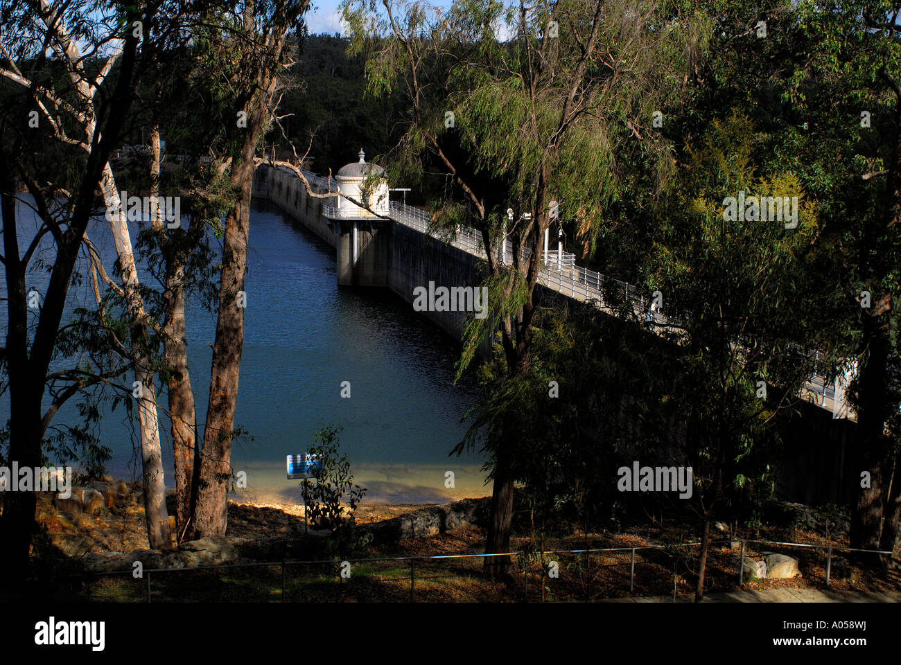 La sezione di Weir, parete e passerella, Mundaring Weir, Australia occidentale Foto Stock