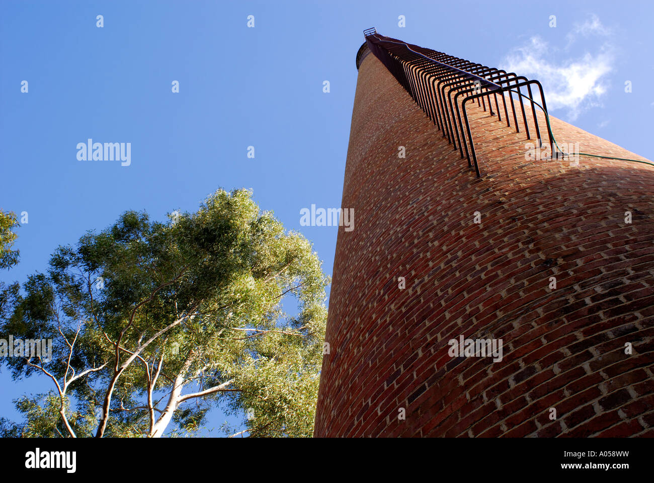 Scaletta a partire in alto sul mattone camino. Mundaring Weir, Australia occidentale Foto Stock