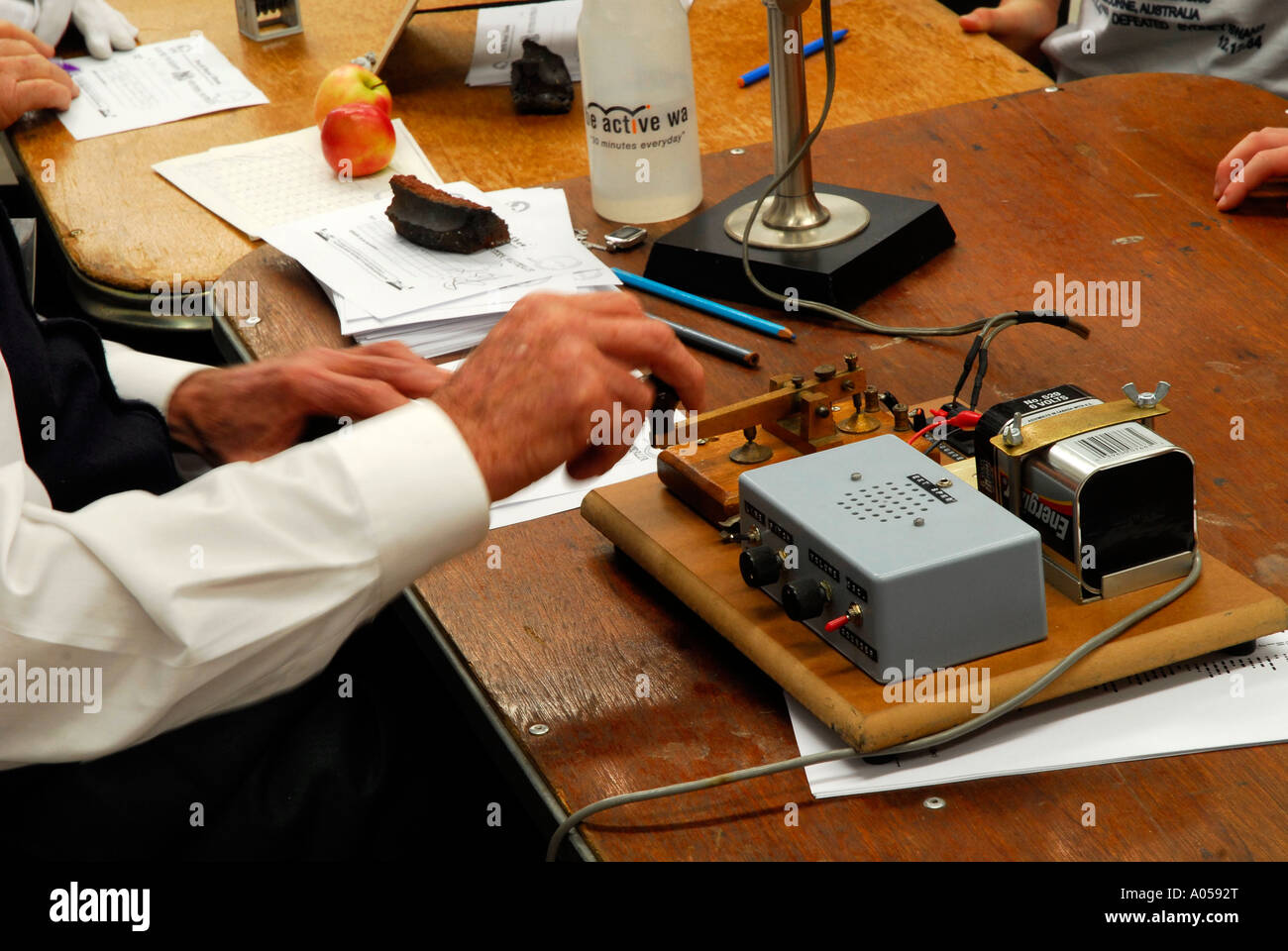 Le mani del codice Morse operatore in azione Foto Stock