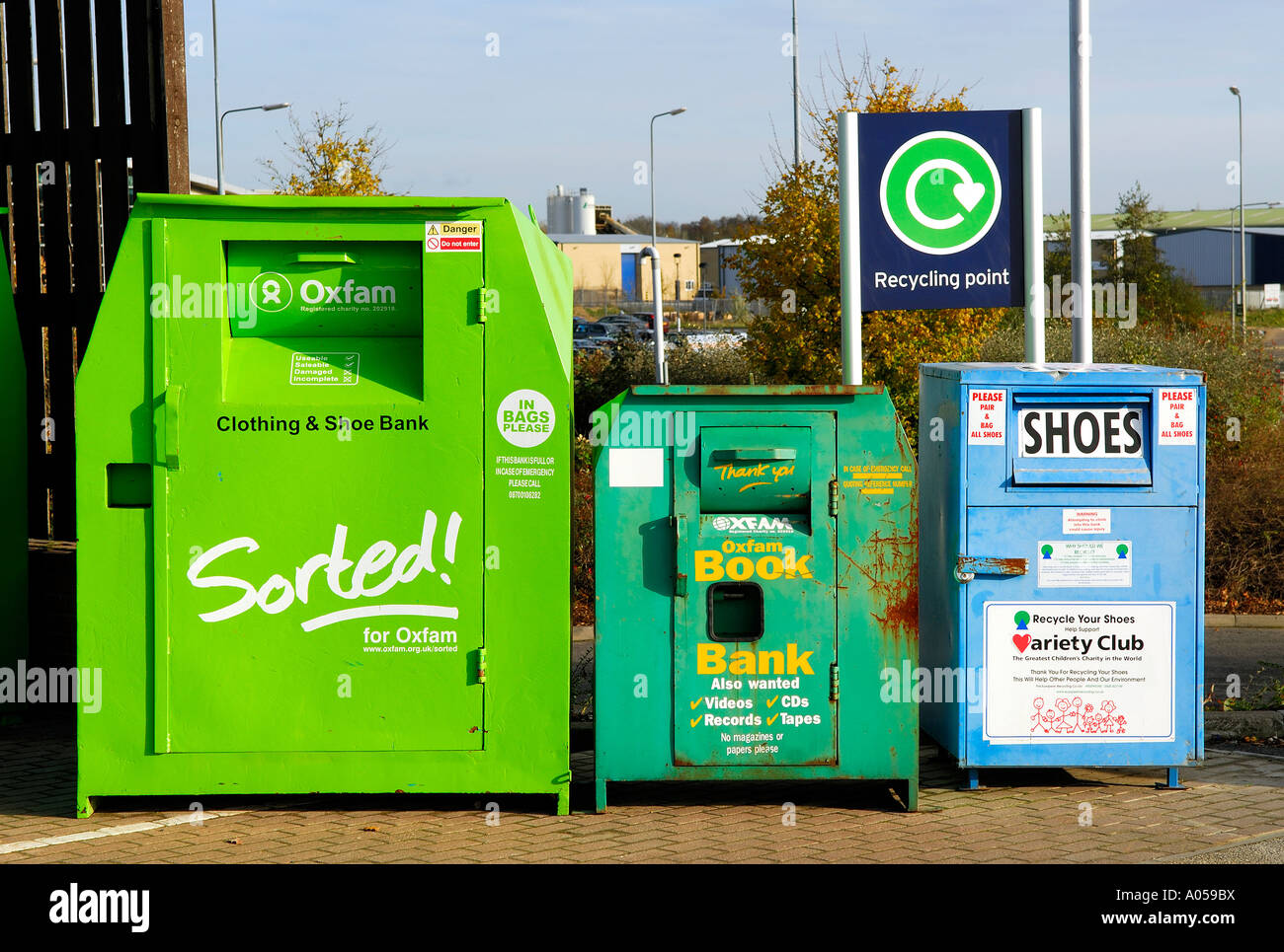 Riciclare contenitori al supermercato parcheggio auto, Norwich, Norfolk, Inghilterra Foto Stock