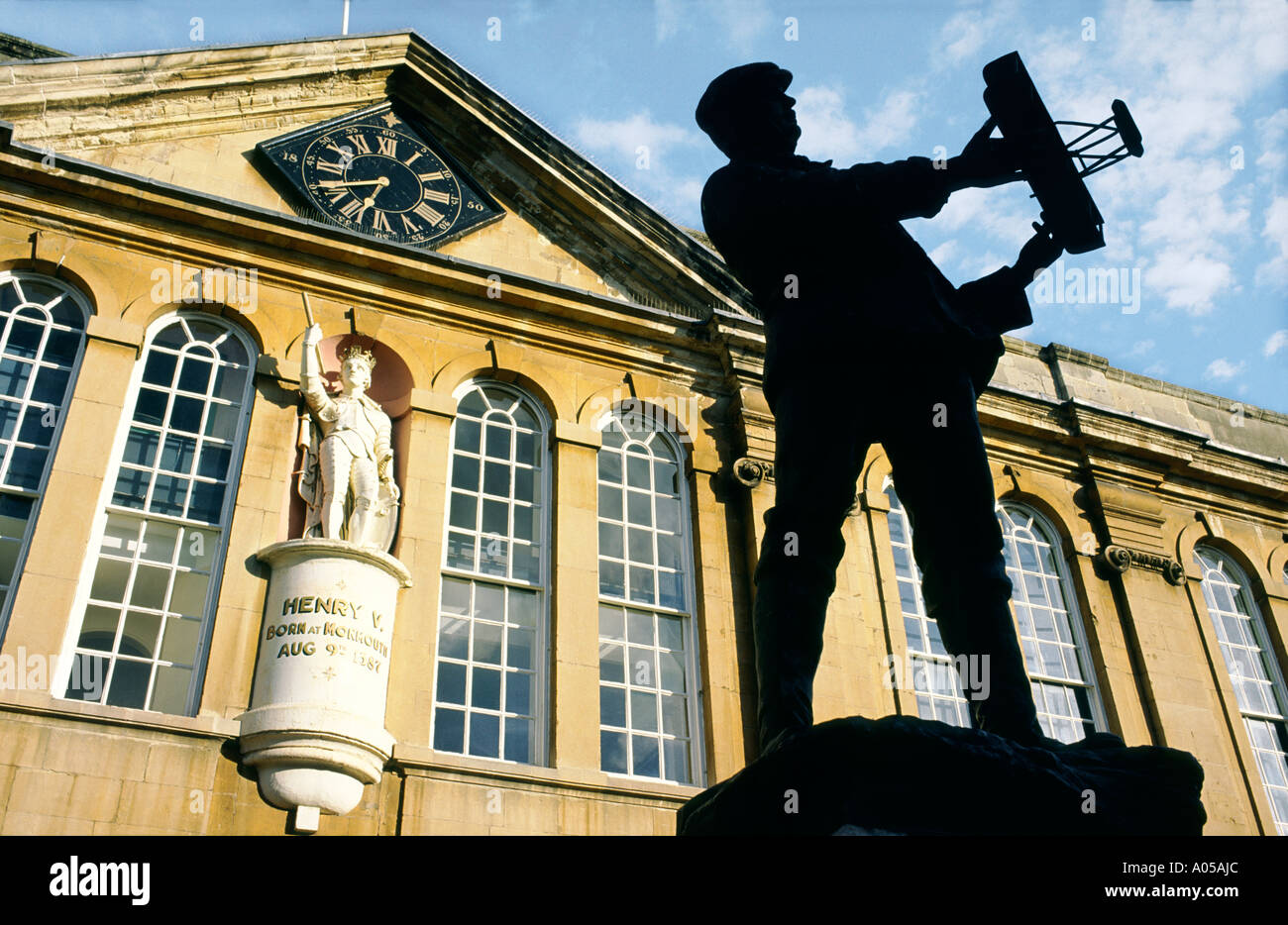 Le statue di Re Enrico V e di Charles Stewart Rolls davanti al Georgian Shire Hall nella città di Monmouth, Gwent, Galles Foto Stock