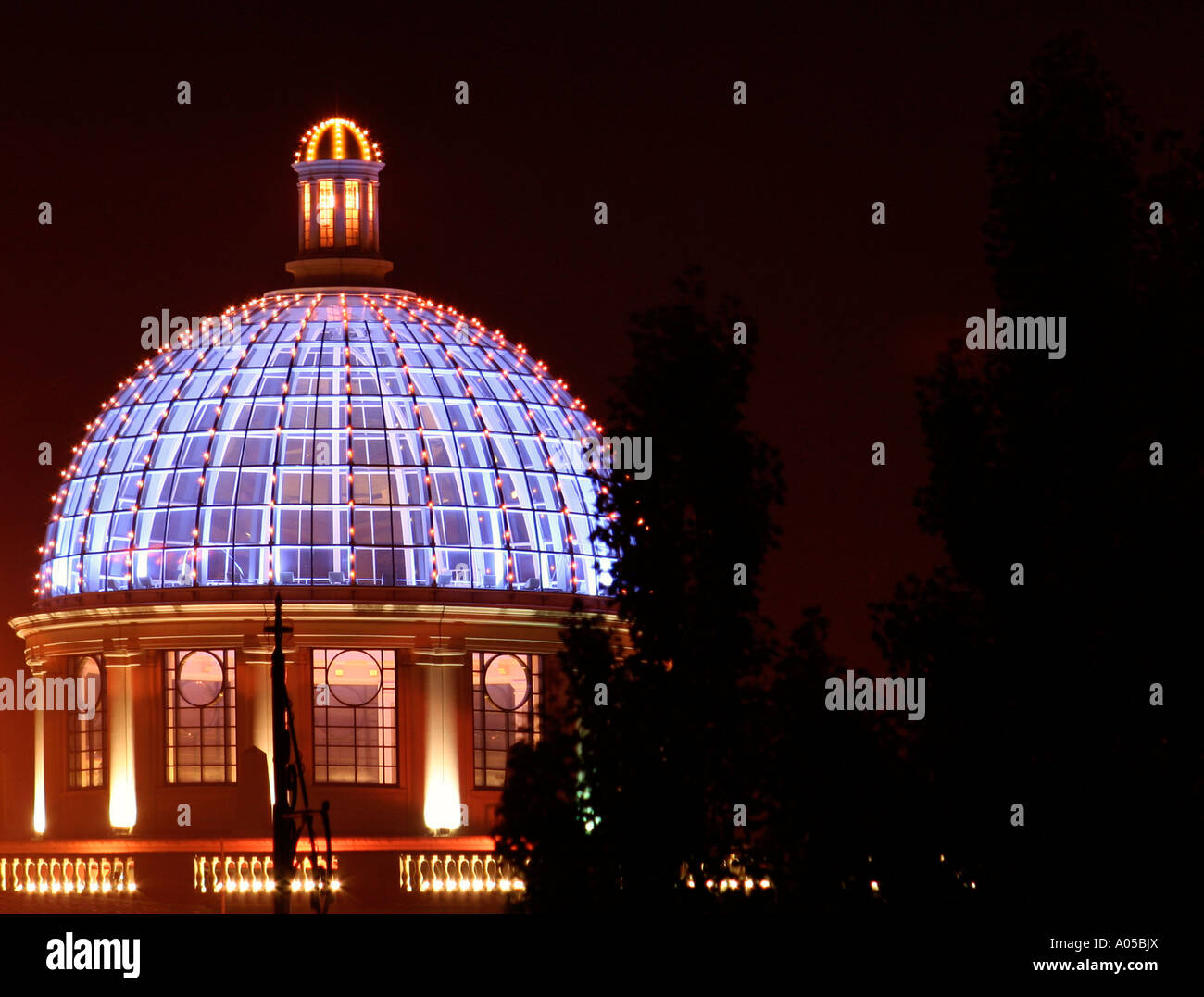 Il Trafford Centre cupola illuminata di notte, Manchester, Regno Unito Foto Stock