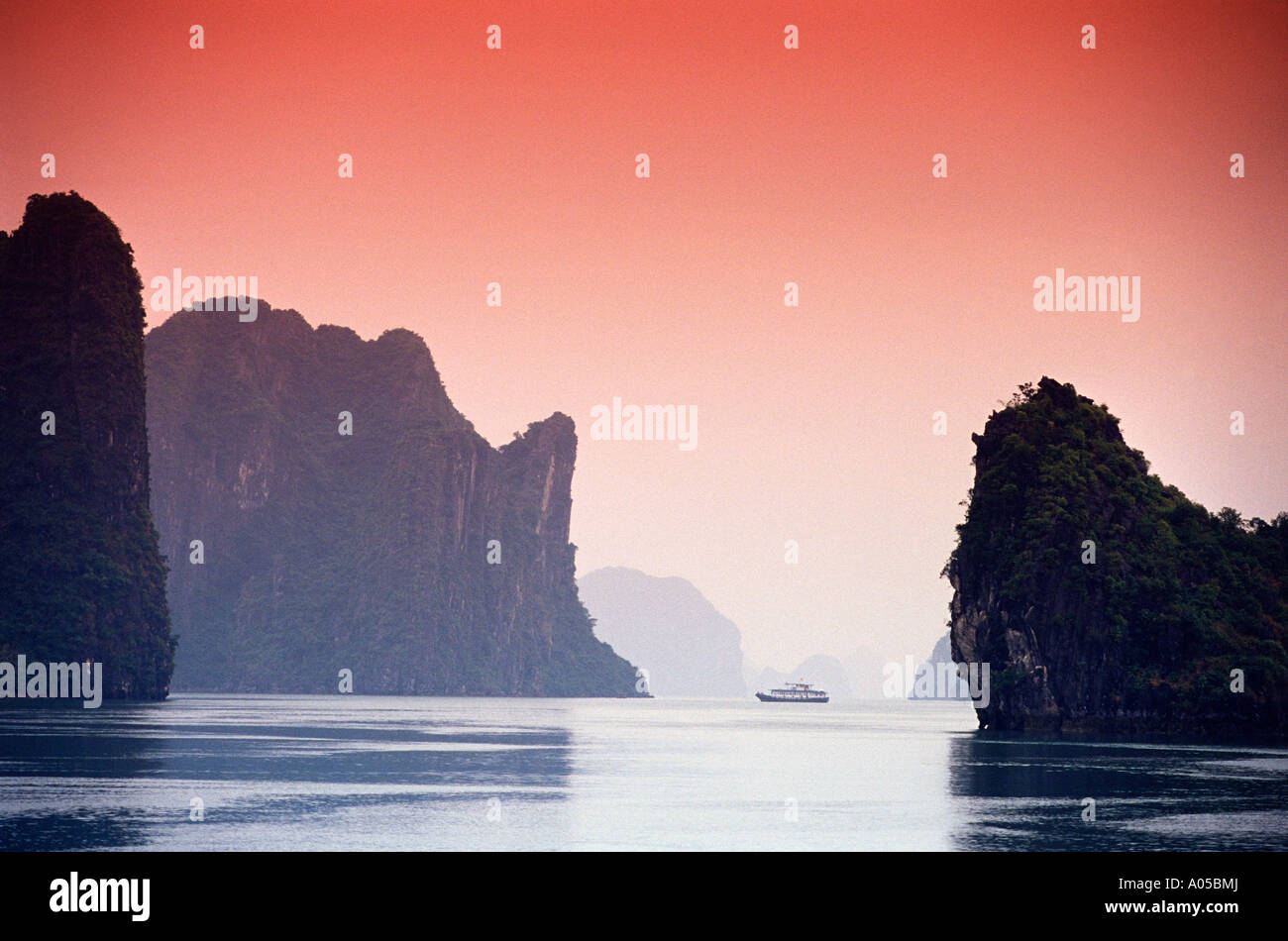 Halong Bay View al tramonto Foto Stock