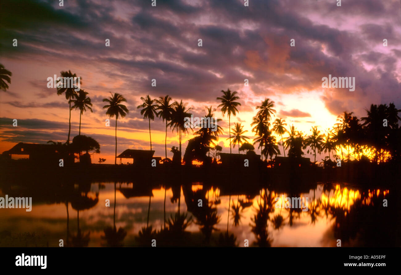Indonesia Bali Chani Dasa Laguna tramonto palme riflessione Foto Stock