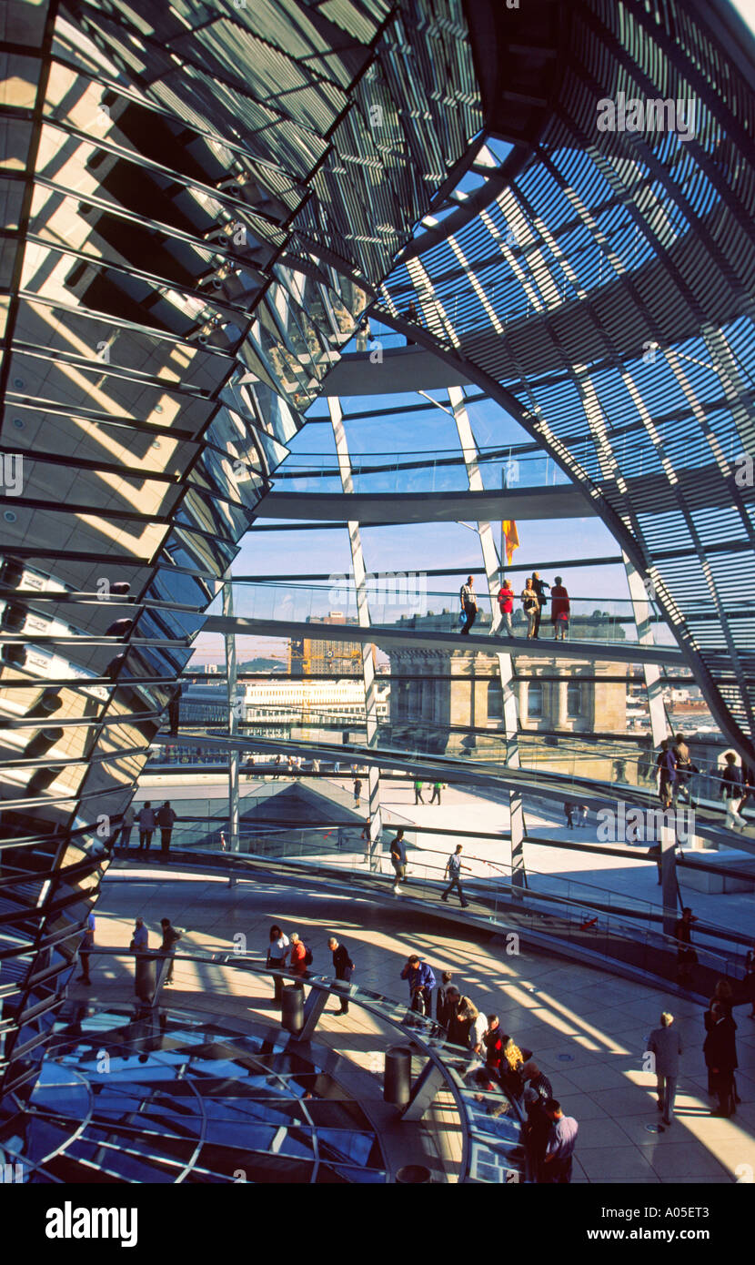 Berlino cupola del Reichstag da Norman Forster interieur Foto Stock