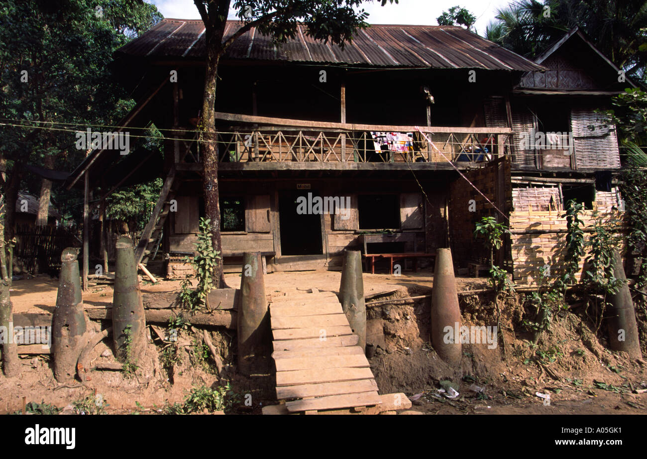 Cluster bomb involucri come materiale da costruzione lungo il Ho-chi-min trail. Muang Noi, Phongsaly, Laos. Foto Stock