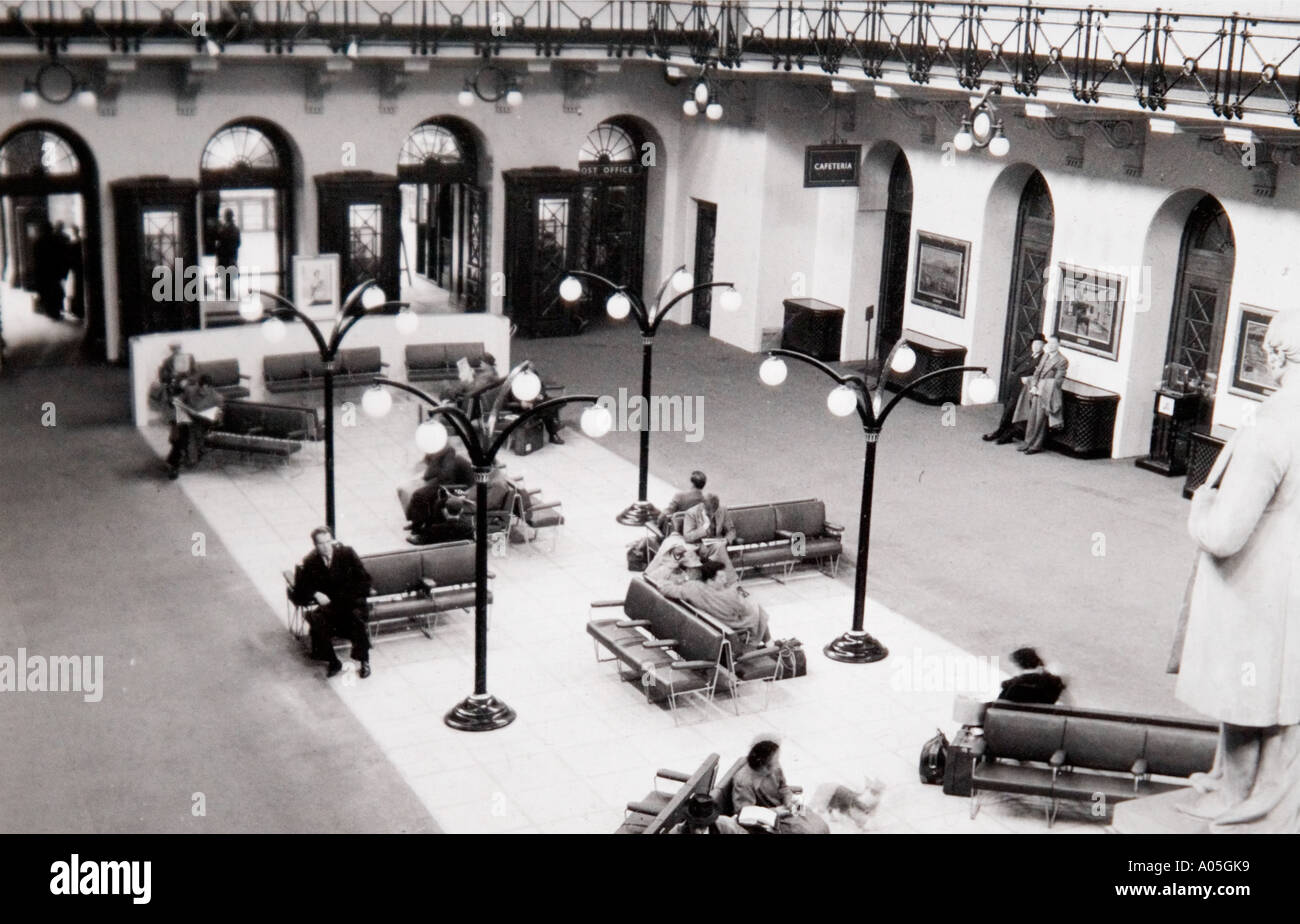 Sala di attesa, la vecchia stazione di Euston, London, agli inizi degli anni sessanta Foto Stock