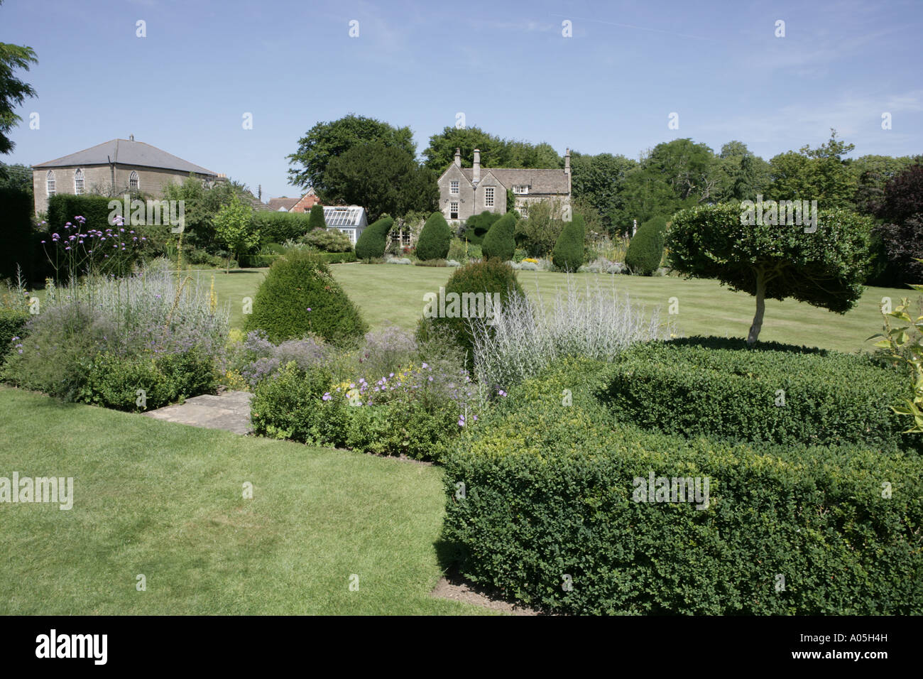 I tribunali giardini a Holt molto inglese, l'esempio e lo stile è molto migliore. Foto Stock