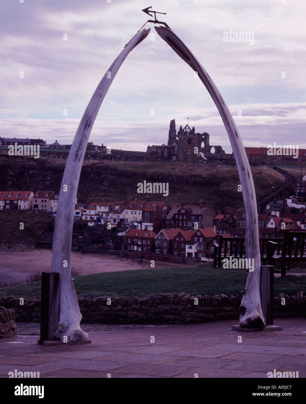 Whalebone archi che incorniciano cattedrale West Cliff Whitby Yorkshire Regno Unito Foto Stock