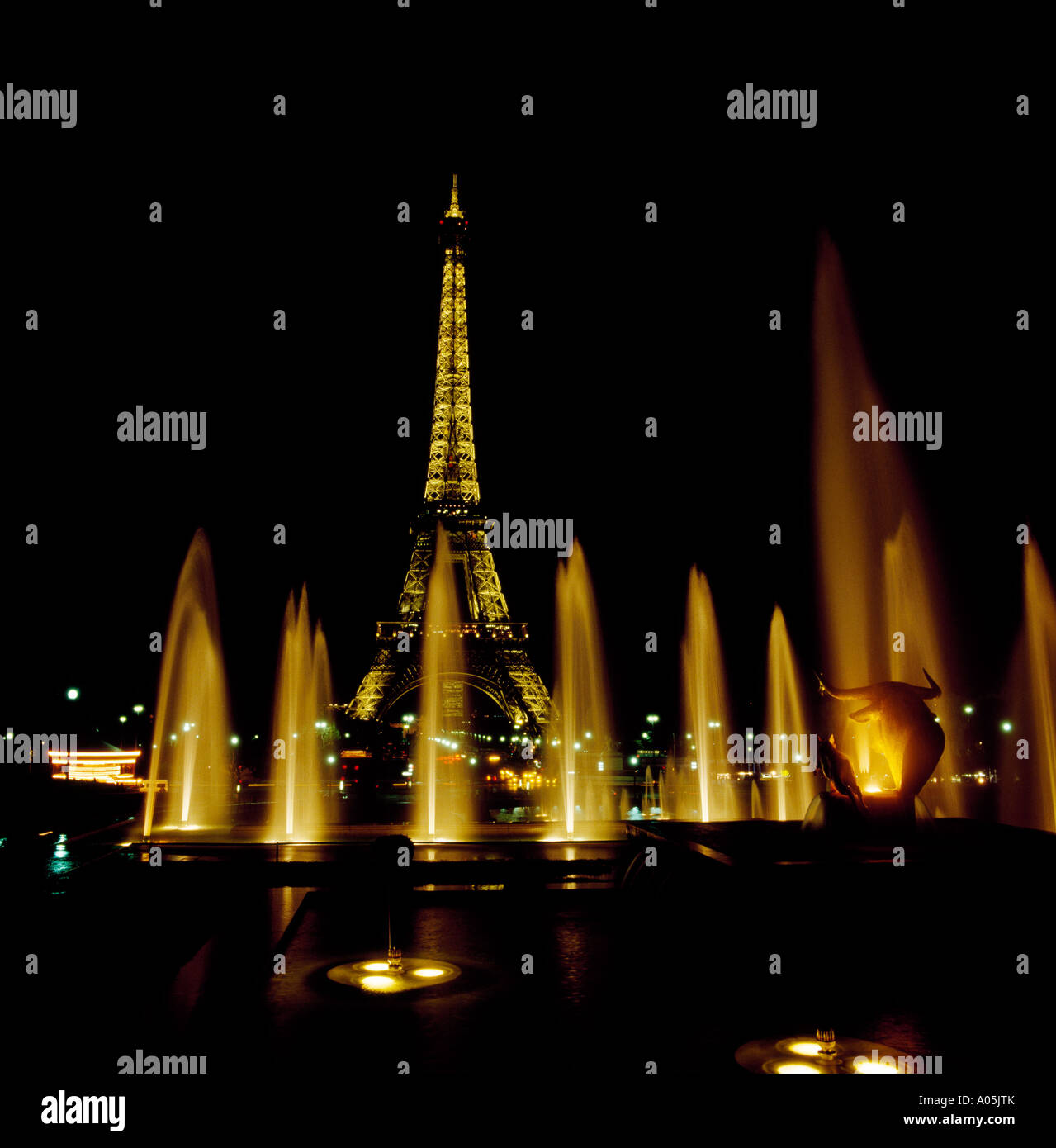 In notturna di inquadratura della torre Eiffel e fontane circostante Foto Stock