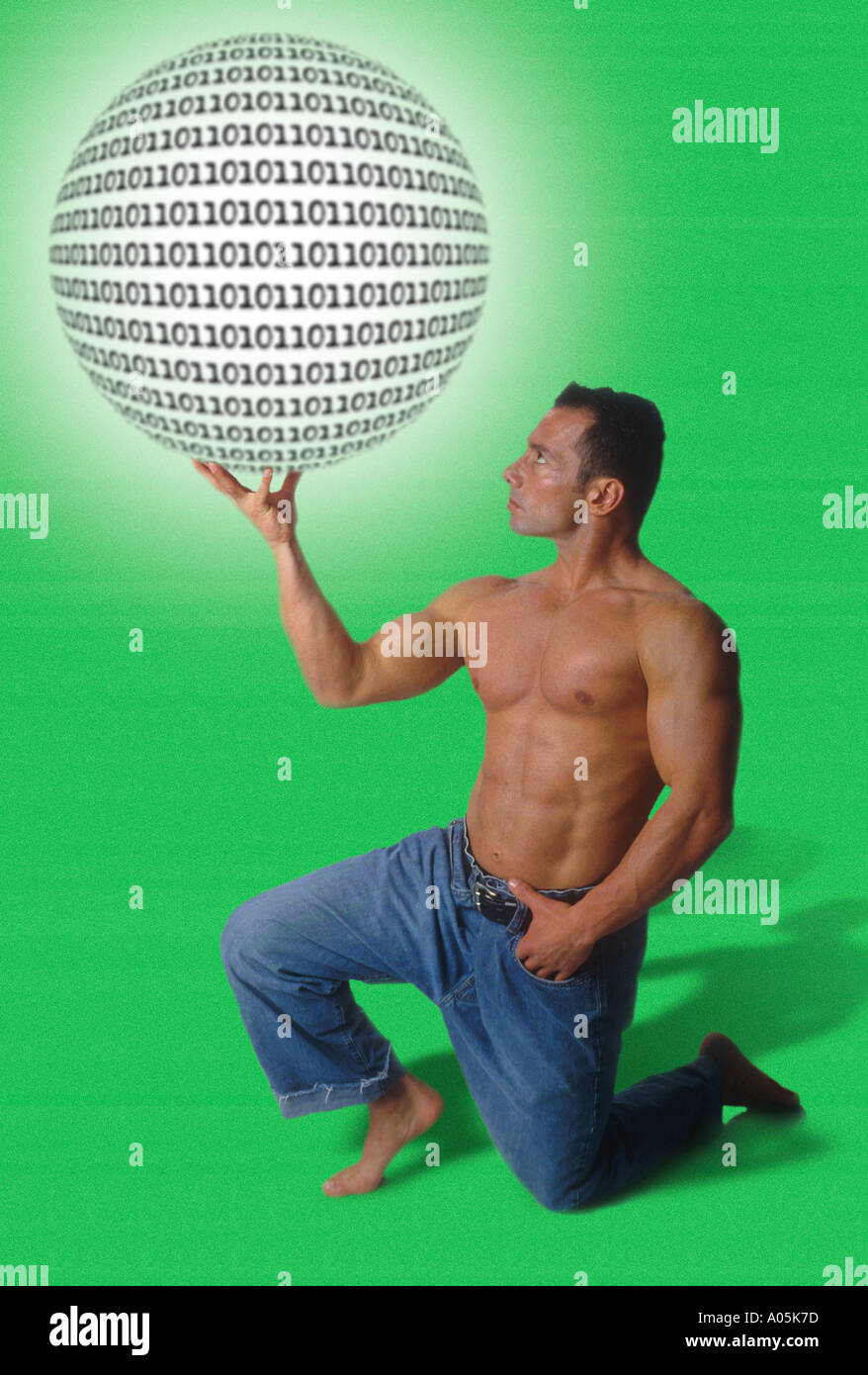 Un uomo muscoloso che indossa jeans e maglietta non è inginocchiato tenendo  un globo di uno e zero sopra la sua testa con una sola mano Foto stock -  Alamy