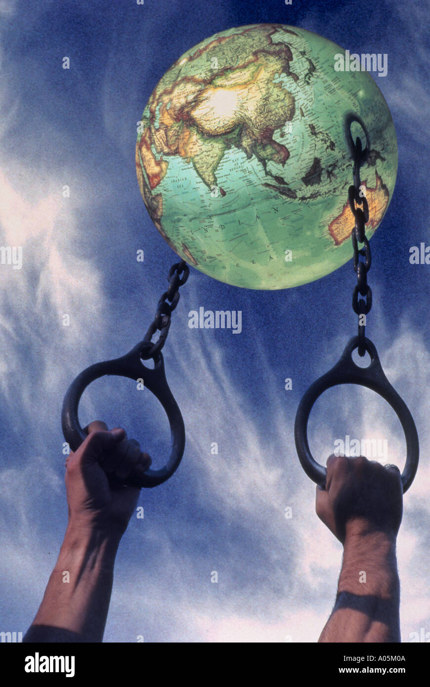 Immagine concettuale di una coppia di mani su anelli di catena che sono attaccati ad un mondo che denota il controllo globale Foto Stock