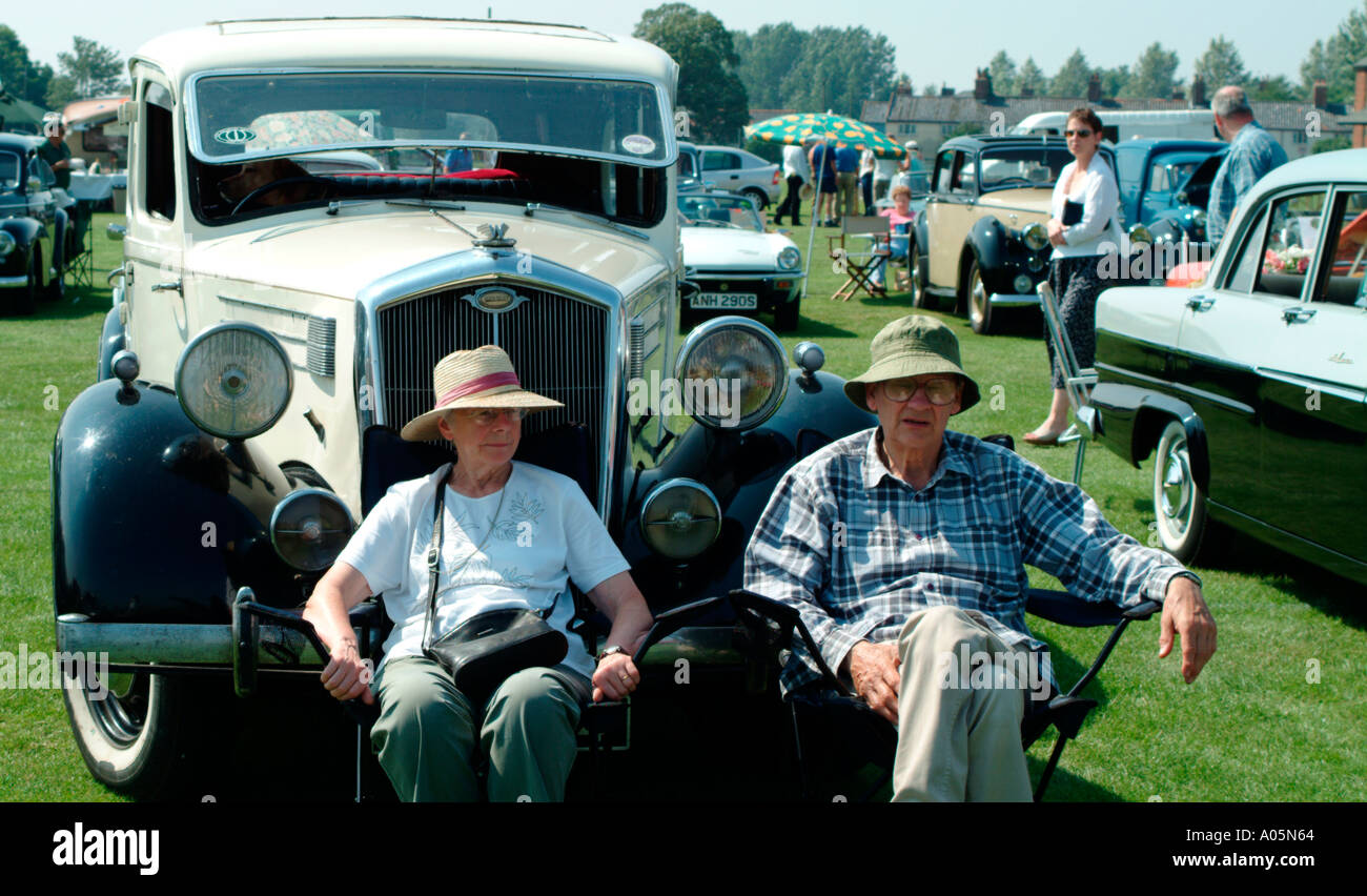 Vecchio Uomo e donna seduta con un auto classica Foto Stock