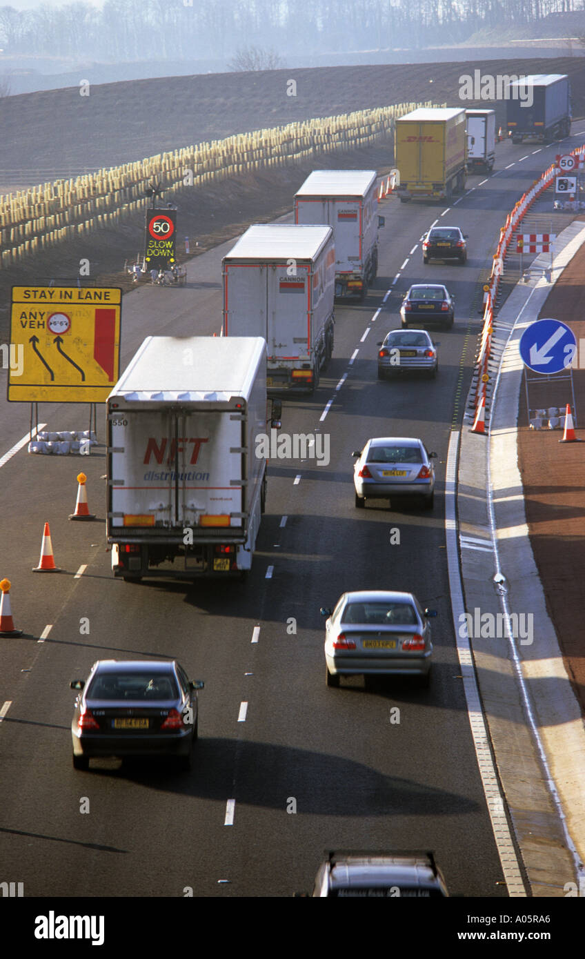 Il traffico pesante che passa a 50 mph velocità di limitazione segnale di avvertimento contraflow sulla a1/m autostrada vicino a Leeds Regno Unito Foto Stock