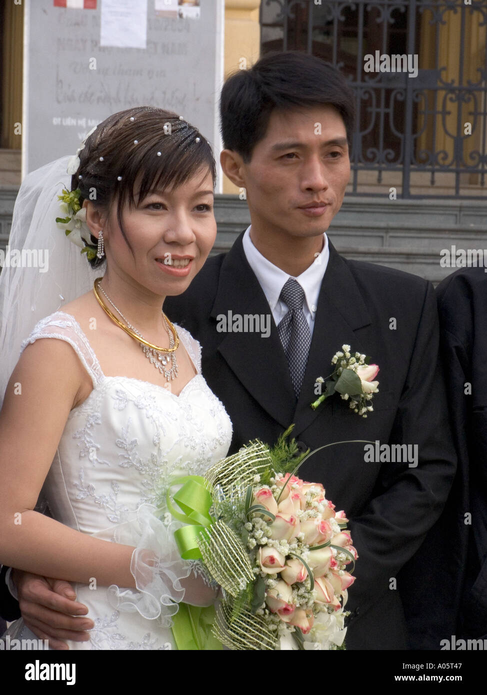 Il Vietnam centro di Hanoi persone matrimoni sposi fotografata al di fuori della Opera House Foto Stock