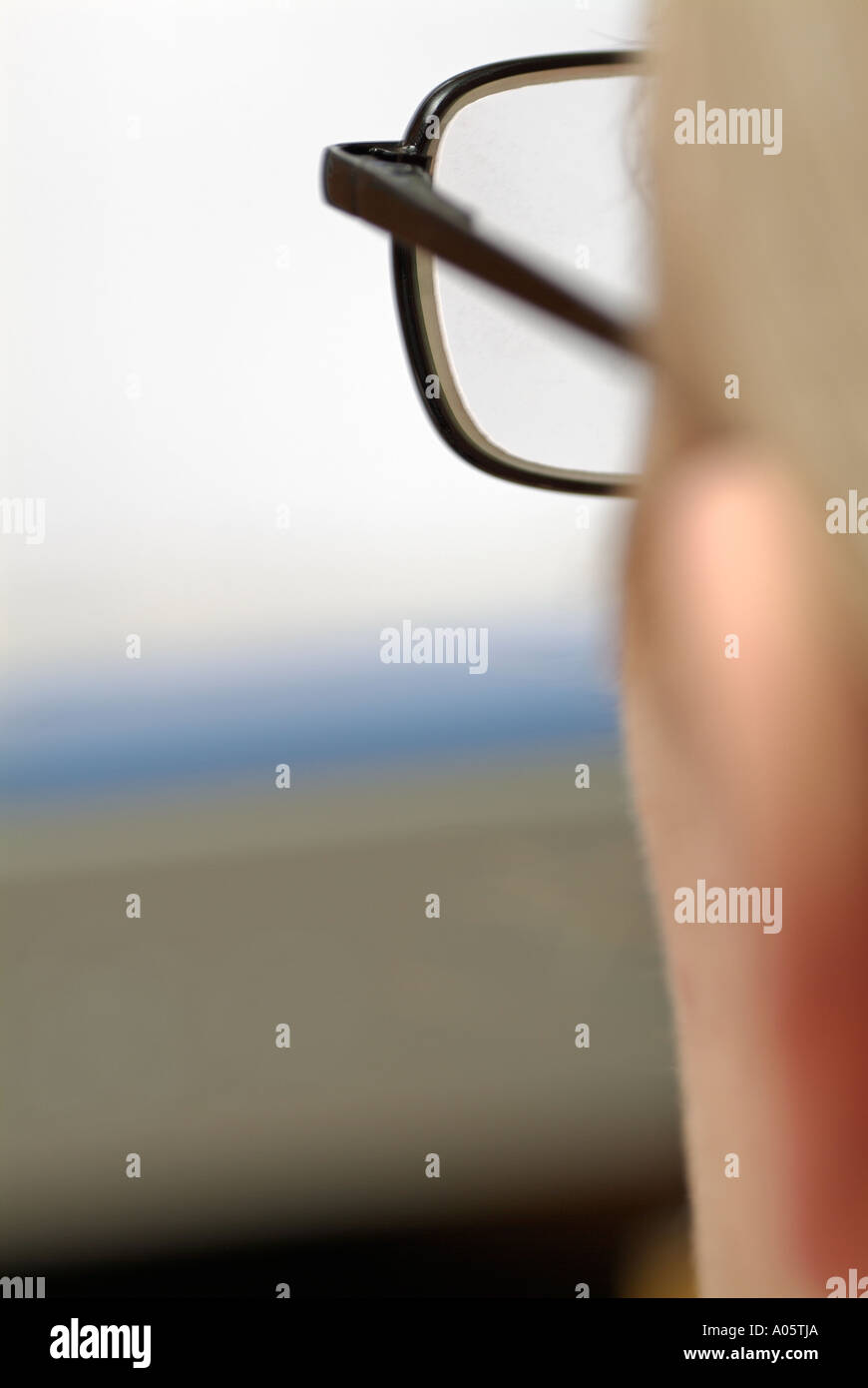 Donna che guarda uno schermo di computer, vicino. Foto Stock