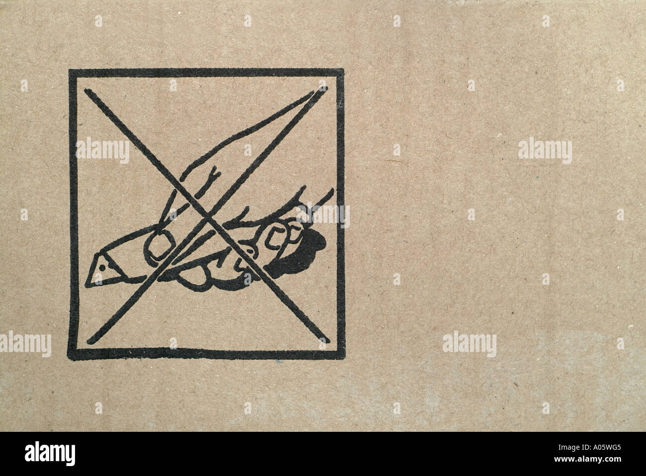 Simbolo su una scatola di cartone Avvertenza contro l'apertura con un coltello Foto Stock