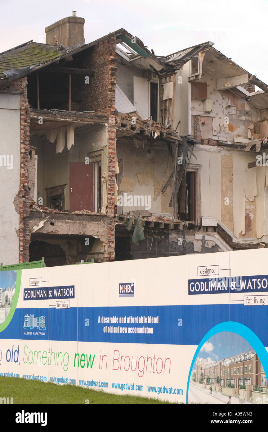 Una vecchia casa di essere demolita a Manchester per fare la strada per il nuovo edificio della casa Foto Stock