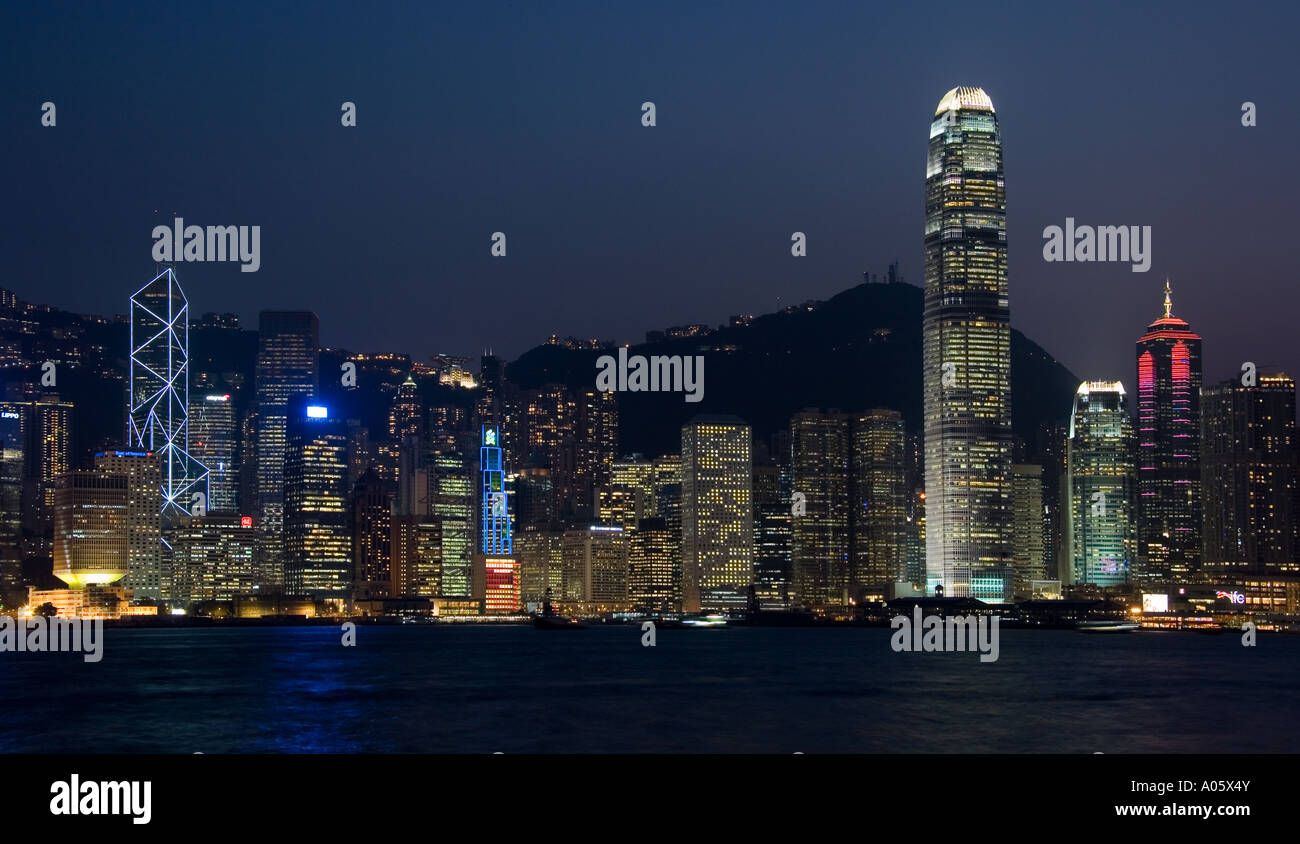 Lo skyline di Hong Kong Island vista da Kowloon su Victoria Harbour in Hong Kong Foto Stock