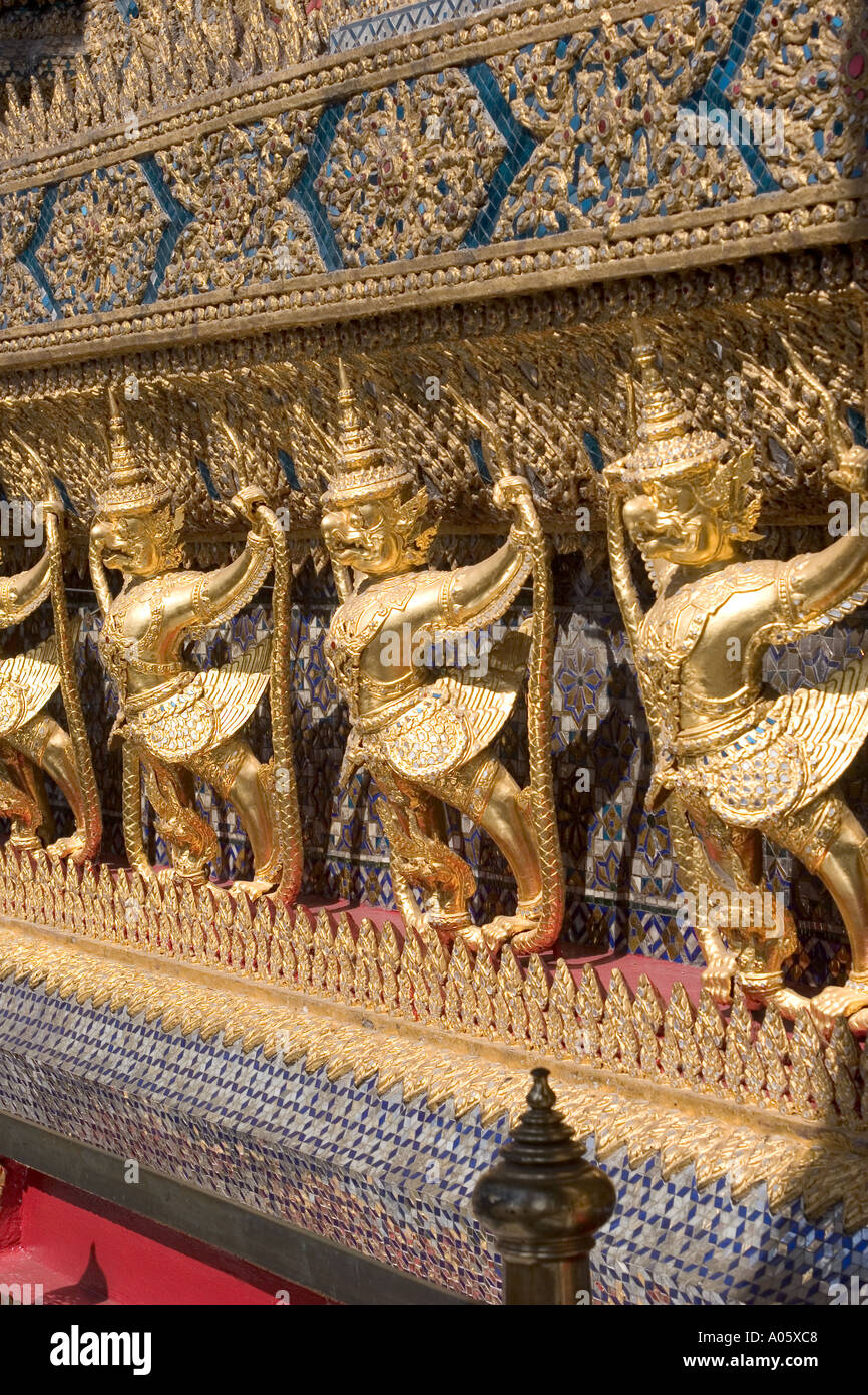 Statue di Garuda nel Grand Palace Wat Phra Keo Bangkok Thailandia Foto Stock
