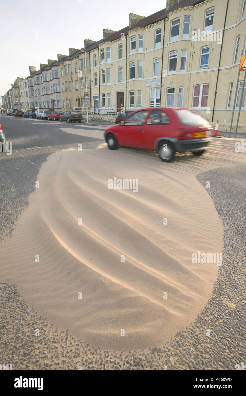 Una strada sommersa con vento bruciato sabbia, a seguito di una violenta tempesta, a Redcar, Teeside, Inghilterra Foto Stock