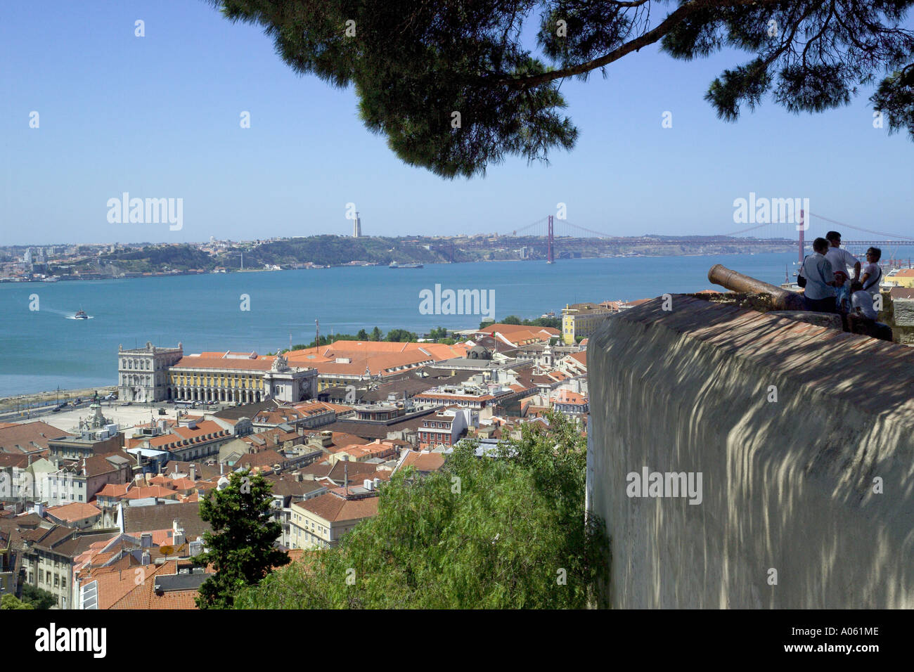 Lisbona, il castello di Sao Jorge e la vista dalle mura oltre il quartiere di Baixa di Lisbona al fiume Tejo Foto Stock