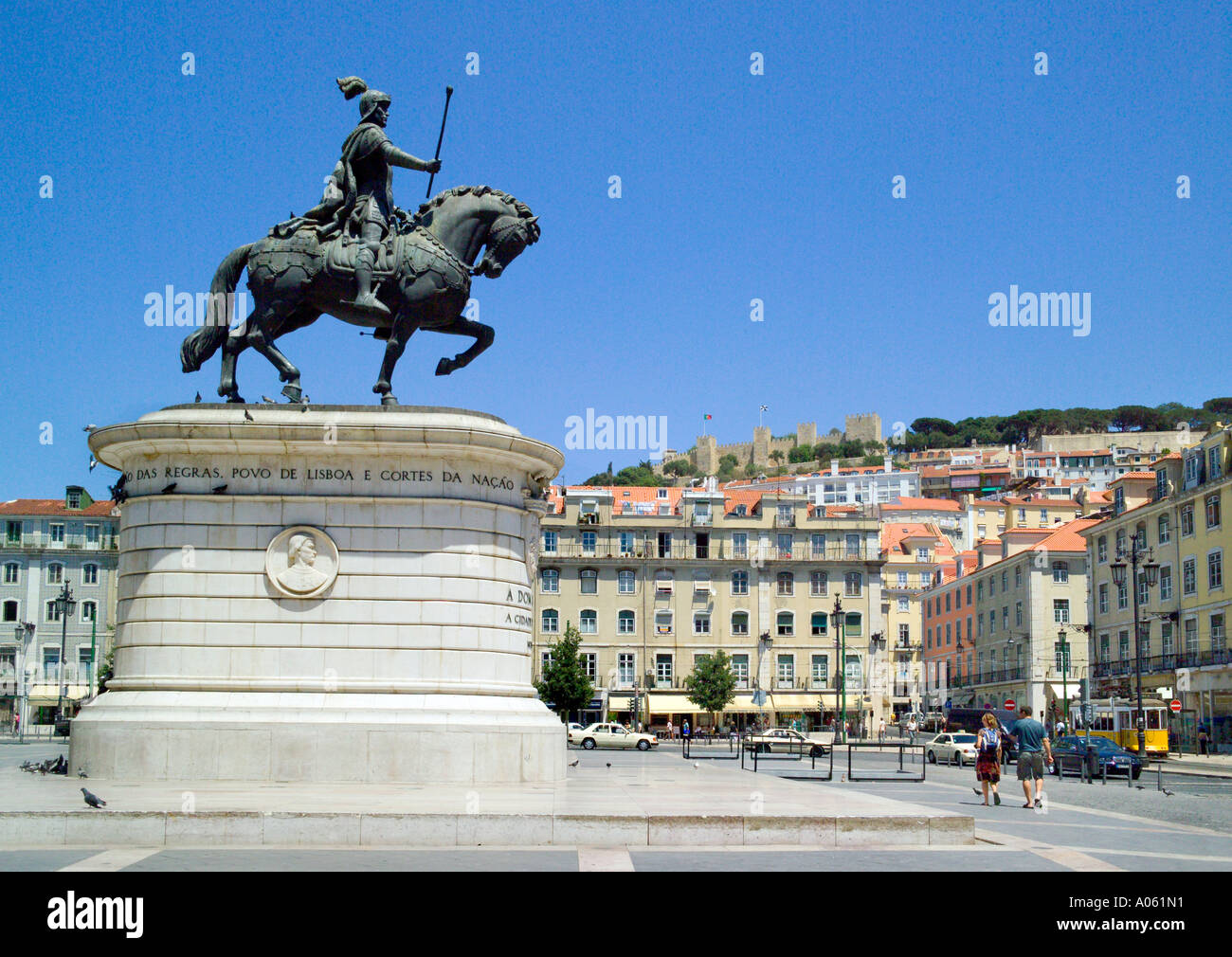 La statua equestre di Dom João II in Praça da Figueira square, il centro di Lisbona, Portogallo Foto Stock