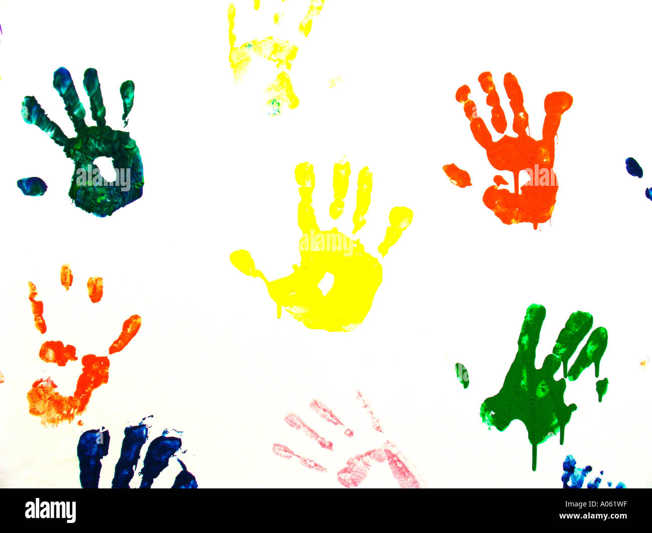 Numerose stampe vivaci, simili a quelle di un bambino, in vari colori, sparse su uno sfondo bianco Foto Stock