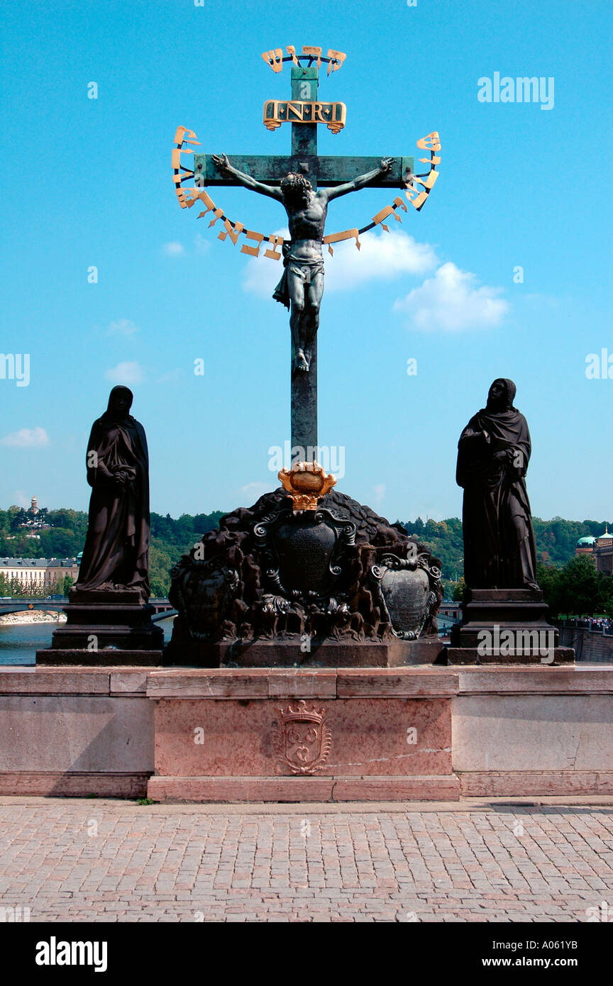 Statue raffiguranti Gesù sulla croce circondata dalle parole ebraiche dalla preghiera ebraica nota come Kedushah in Charles Bridge Praga Repubblica Ceca Foto Stock
