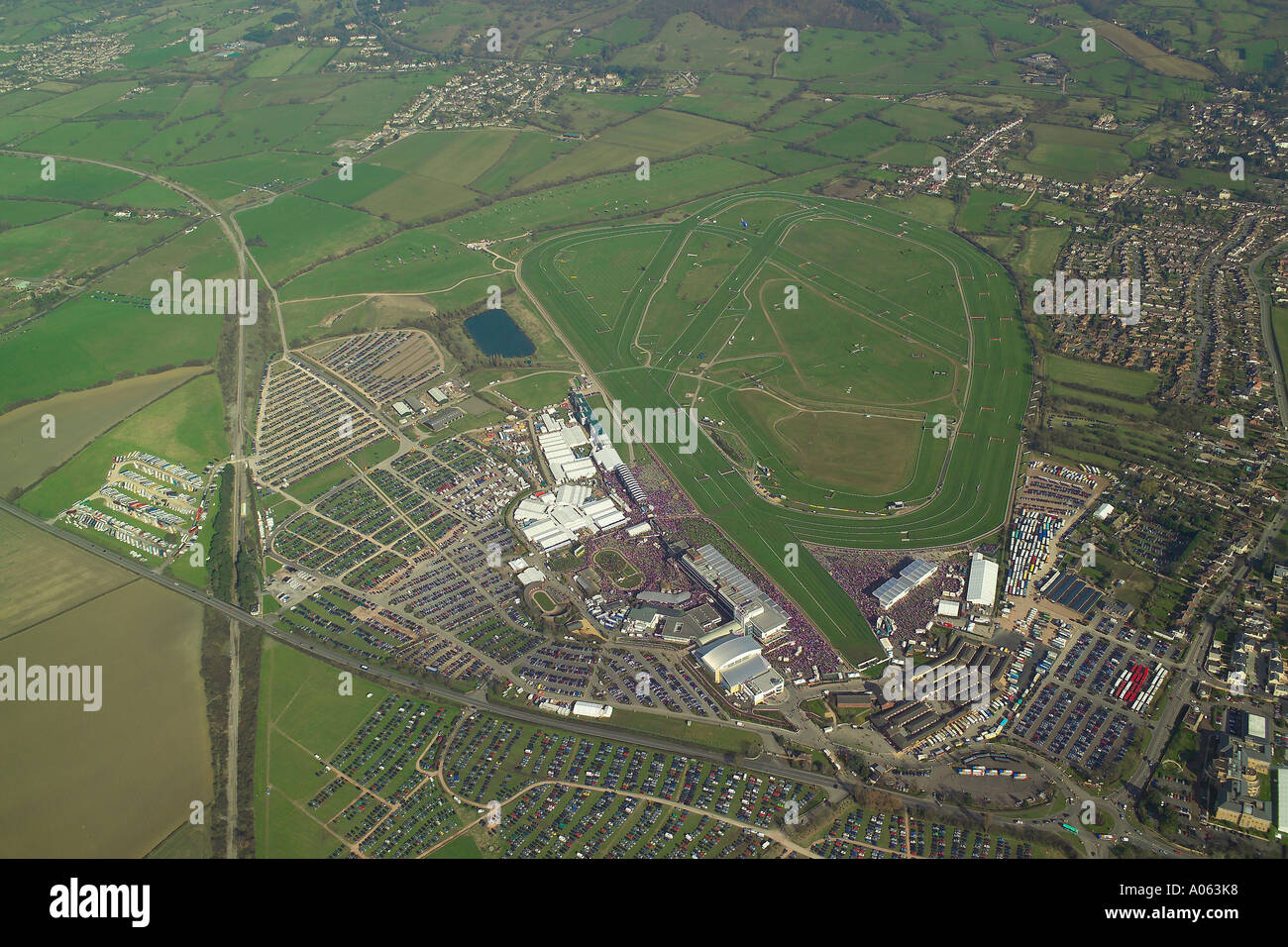 Vista aerea di Cheltenham Gold Cup corsa di cavalli a Cheltenham Racecourse durante il festival di Cheltenham, vinto da Calci re Foto Stock