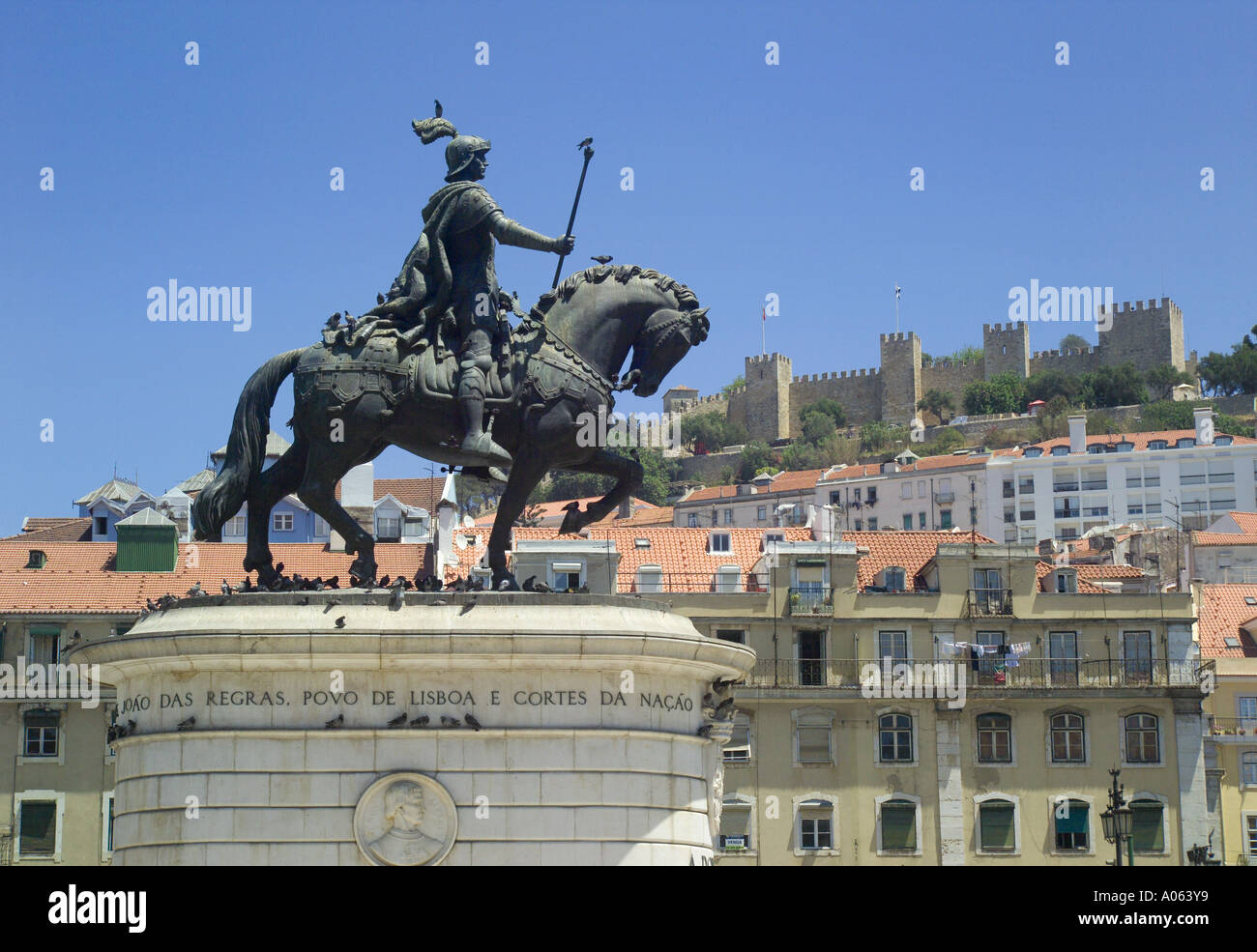 La statua equestre di Dom João II in Praça da Figueira square, il centro di Lisbona, Portogallo Foto Stock